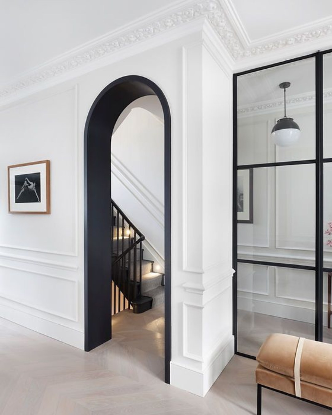 . Inspiration .
Un intérieur élégant. ✨
Jouer sur des contrastes forts : le blanc des murs tranche ici avec les touches de noir que l'on retrouve sur la verrière de l'entrée et l'encadrement de l'arche, ce qui va tout de suite apporter une note d'élégance à cet intérieur.
Source : 📷Pinterest - Catherine Wilman
Bon début de semaine à tous ! 🙂
#architectedintérieur #design #archilovers #interieur #décoration #deco #interiordesign #home #interior #espaces #amenagementinterieur #inspirationdeco #archilove #architecturedintérieur #designdinterieur #harmonie #decoration #pinterest #homestyle #aménagement #inspiration #bordeaux