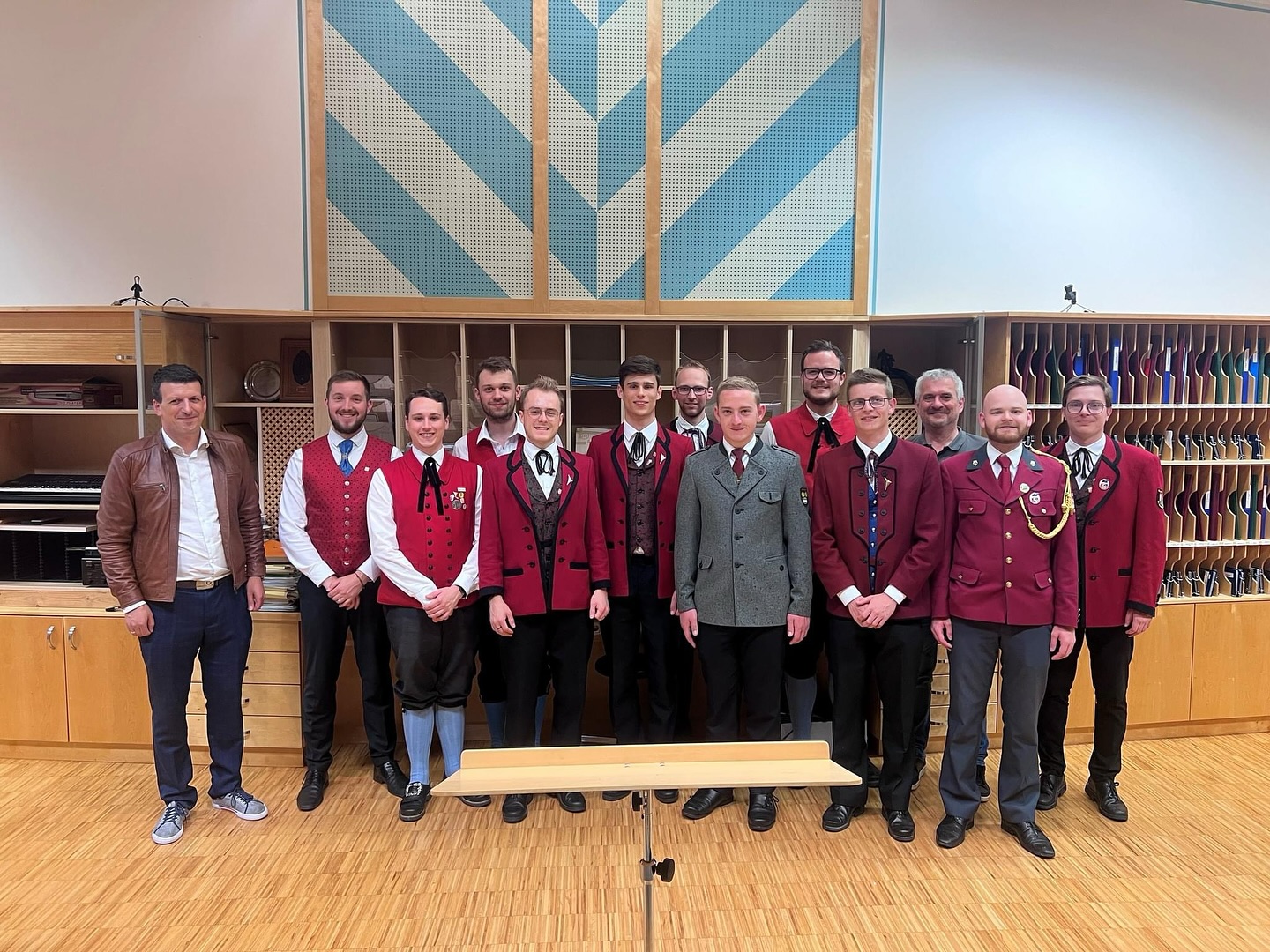 Wir dürfen unseren Trompeter Johannes Brandstetter für den erfolgreich absolvierten Stabführerkurs gratulieren.
In Steyregg und Altenberg fanden kürzlich die Abschlussprüfungen der Stabführer:innen-Neuausbildung des Blasmusik-Bezirkes Urfahr-Umgebung statt.
Unter der Leitung unseres Bezirksstabführerreferates (Markus Schmaranzer und Adi Schartner) wurde in insgesamt 5 Kursabenden neben dem Theorieteil der komplette Pflichtteil der Marschwertung (Leistungsstufe D) einstudiert. Zur Abschlussprüfung marschierte jede:r Teilnehmer:in das komplette D-Programm und wurde dafür bewertet. Alle 21 Teilnehmer:innen haben die Prüfung erfolgreich bestanden 👏🏼🎉
#stabführer #stabführerkurs #bezirkuu #urfahrumgebung #blasmusikverband #mvherzogsdorf #herzogsdorf #marschieren #musik #oberösterreich