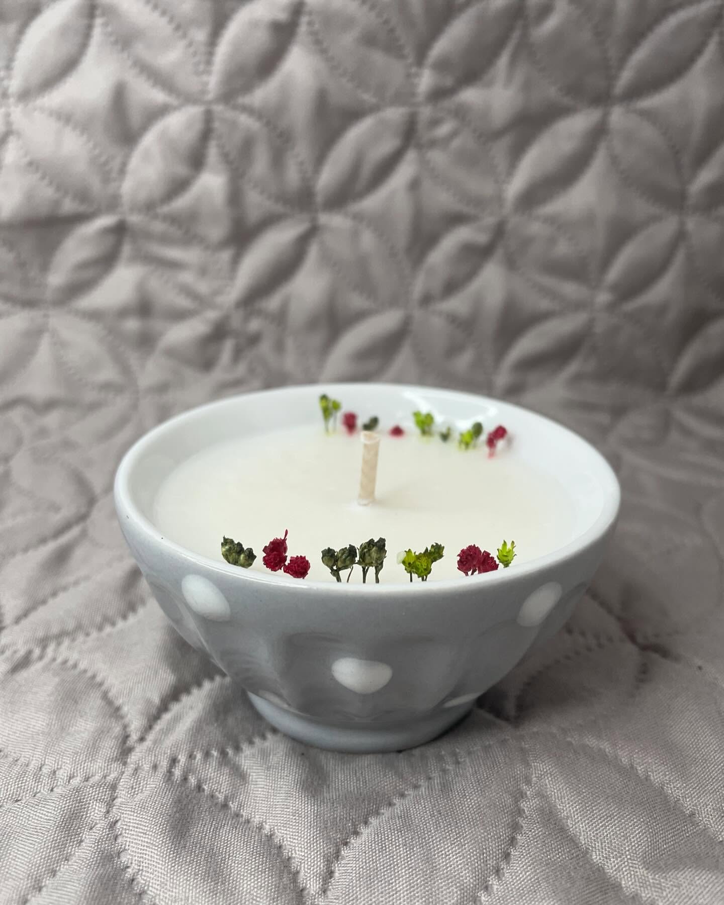 ☀️☀️VENDUE☀️☀️ Le soleil est de retour ☀️
Parfumée votre intérieur avec cette bougie fleurie au doux parfum de monoï 🏝️
Idéale pour (s’) offrir un moment parfumé !
Quand votre bougie est finie, vous pouvez réutiliser son contenant de multiples manières, selon votre imagination : bol apéritif, à tartinade mais aussi pour y mettre bijoux, épices, pierres, monnaie…
Bougie disponible sur le shop
Lien direct dans la bio
#bougie #bougieartisanale #monoi