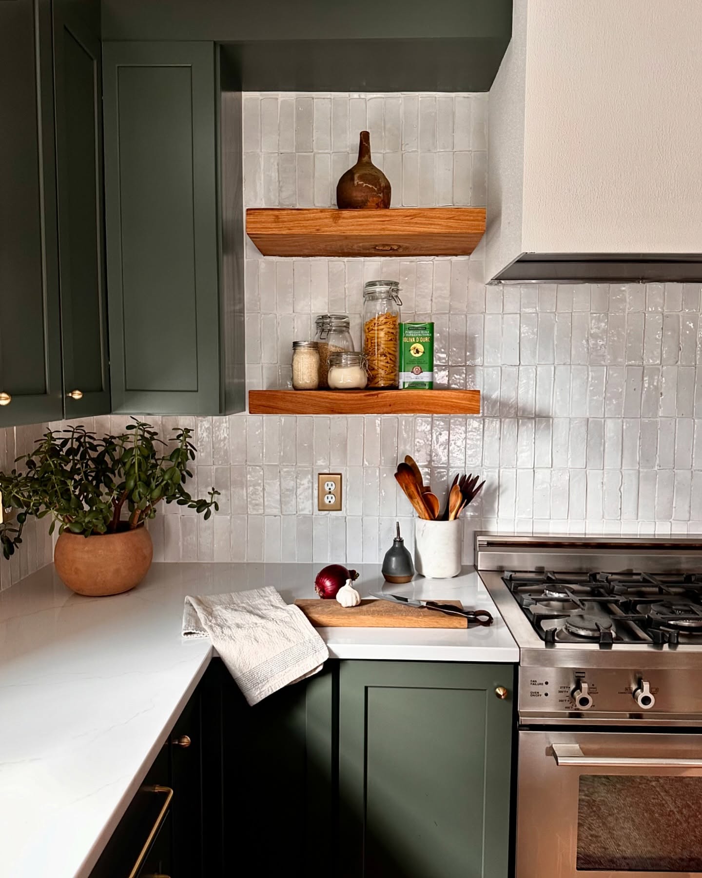 Yes chef.
Design: @juniperhousestudio
Build: @apex_builders_group
Cabinets: @carefreekitchens
Tile: @zia_tile
#zellige #greencabinets #baltimoreinteriordesign #baltimoreinteriordesigner