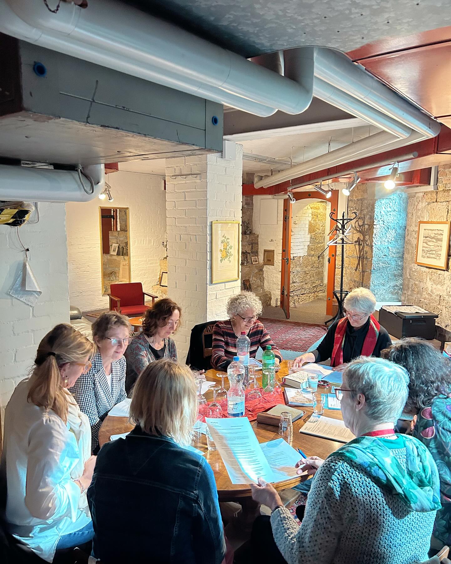Sitzung der @buecherkabine_bundesplatz in unserem schmucken Soussol 🧭📝☕️
.
.
.
#buecher #books #bookstagram #bundesplatz #bachletten #quartier #lesen #read #benevol #pauluskirche #kulturkirche #basel #schweiz #soussol #basement #cave