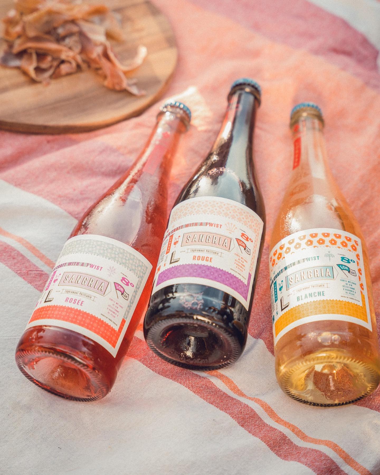 🌸 Célébrons l’arrivée du mois de juin avec un délicieux concours !
@loreak_cocktails s’associe à la boutique en ligne @edaridrinks pour vous faire gagner 3 bouteilles de sangria (rouge, rosée et blanche) ! 🍷✨
Pour participer : 🔞
1️⃣ Suivez @loreak_cocktails et @edaridrinks
2️⃣ Likez cette publication.
3️⃣ Mentionnez deux amis avec qui vous aimeriez partager ces délicieuses bouteilles de sangria.
Bonus : publiez en story en identifiant les deux comptes pour doubler vos chances.
Tirage au sort le 7 juin sur la page @loreak_cocktails
L’abus d’alcool est dangereux pour la santé. A consommer avec modération.