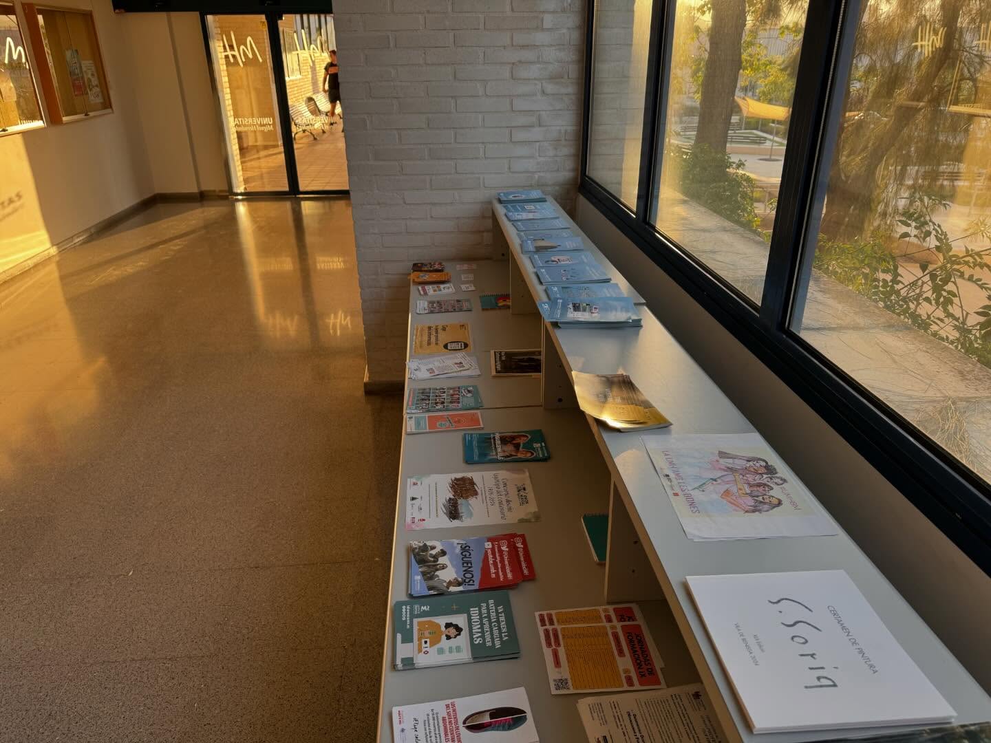 He dejado unos catálogos del XLII certamen de pintura en mi casa la Facultad de Bellas Artes de Altea de la UMH que esta a tope acabando el curso y a animar a que se presenten el año que viene al certamen. @campusaltea