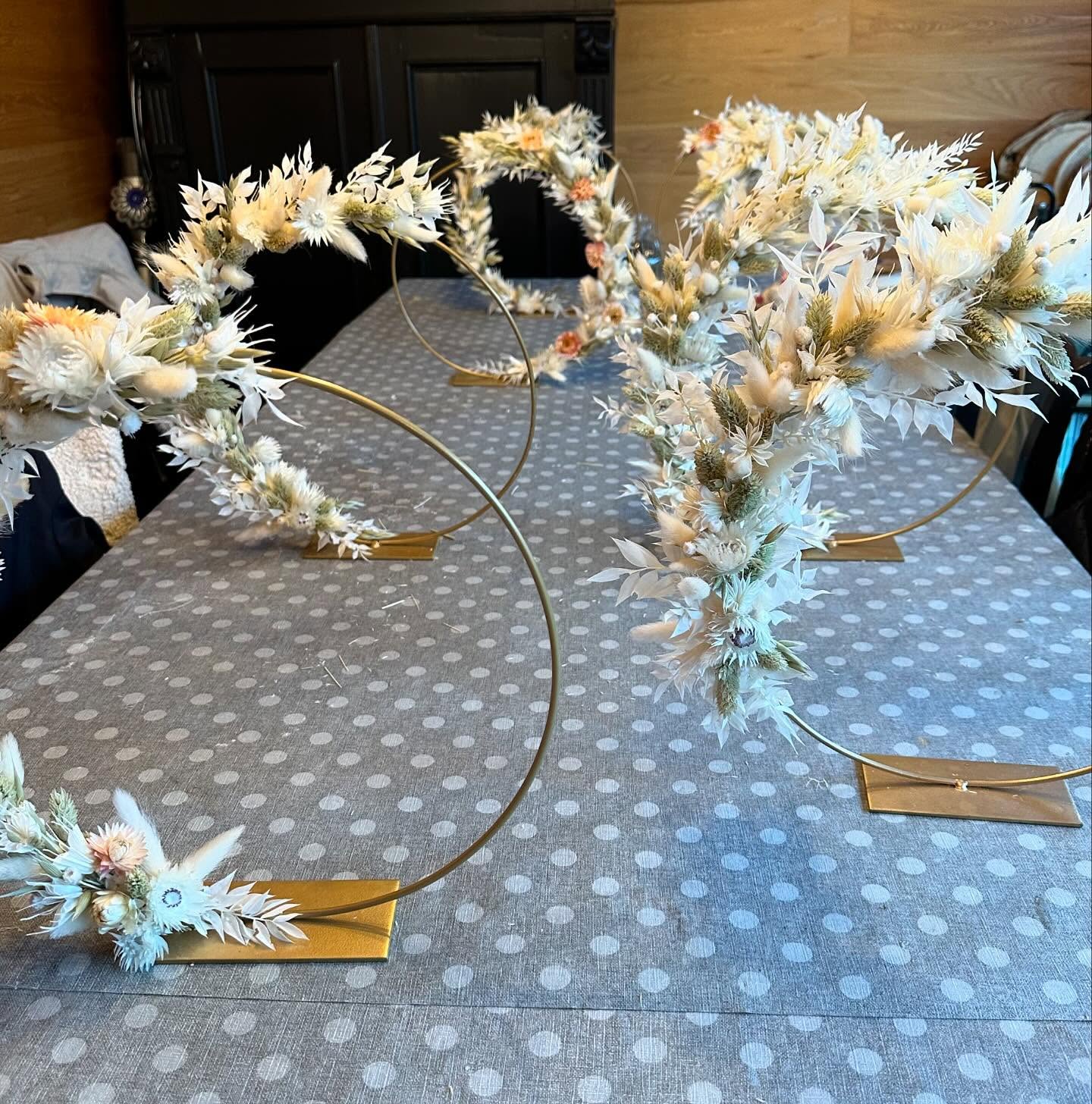 EVJF ce samedi avec de jolies couronnes de fleurs séchées. Merci aux adorables participantes et félicitations à la future mariée Valentine 👰♂️ 💍❤️