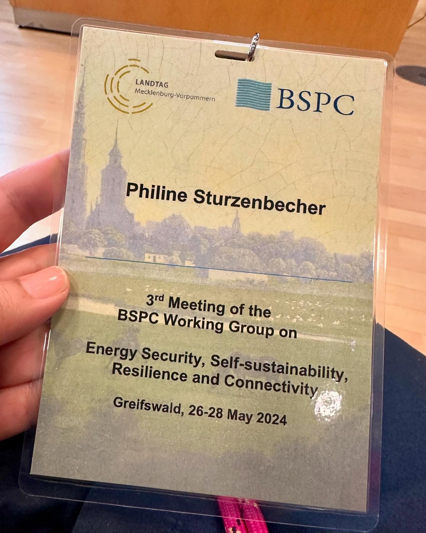 In den letzten drei Tagen tagte die Working Group der Baltic Sea Parliamentary Conference in Greifswald. Inspirierende Vorträge von Expert:innen, anregende Diskussionen mit den Kolleg:innen und zwei spannende Besuche, zunächst beim Wendelstein X-7 im Max Planck Institut für Plasmaphysik und dann bei dem sich im Rückbau befindendem Kraftwerk in Lubmin, werden noch einige Tage nachwirken. Die gemeinsame Arbeit der Parlamentarier:innen aus dem Ostseeraum in vielen Themengebieten, aber besonders im Bereich der Energiesicherheit, ist von großer Bedeutung. Ich freue mich daher schon auf die nächsten Meetings. Vielen, herzlichen Dank an die Delegation aus Mecklenburg-Vorpommern und das gesamte Team für Organisation und Programm.