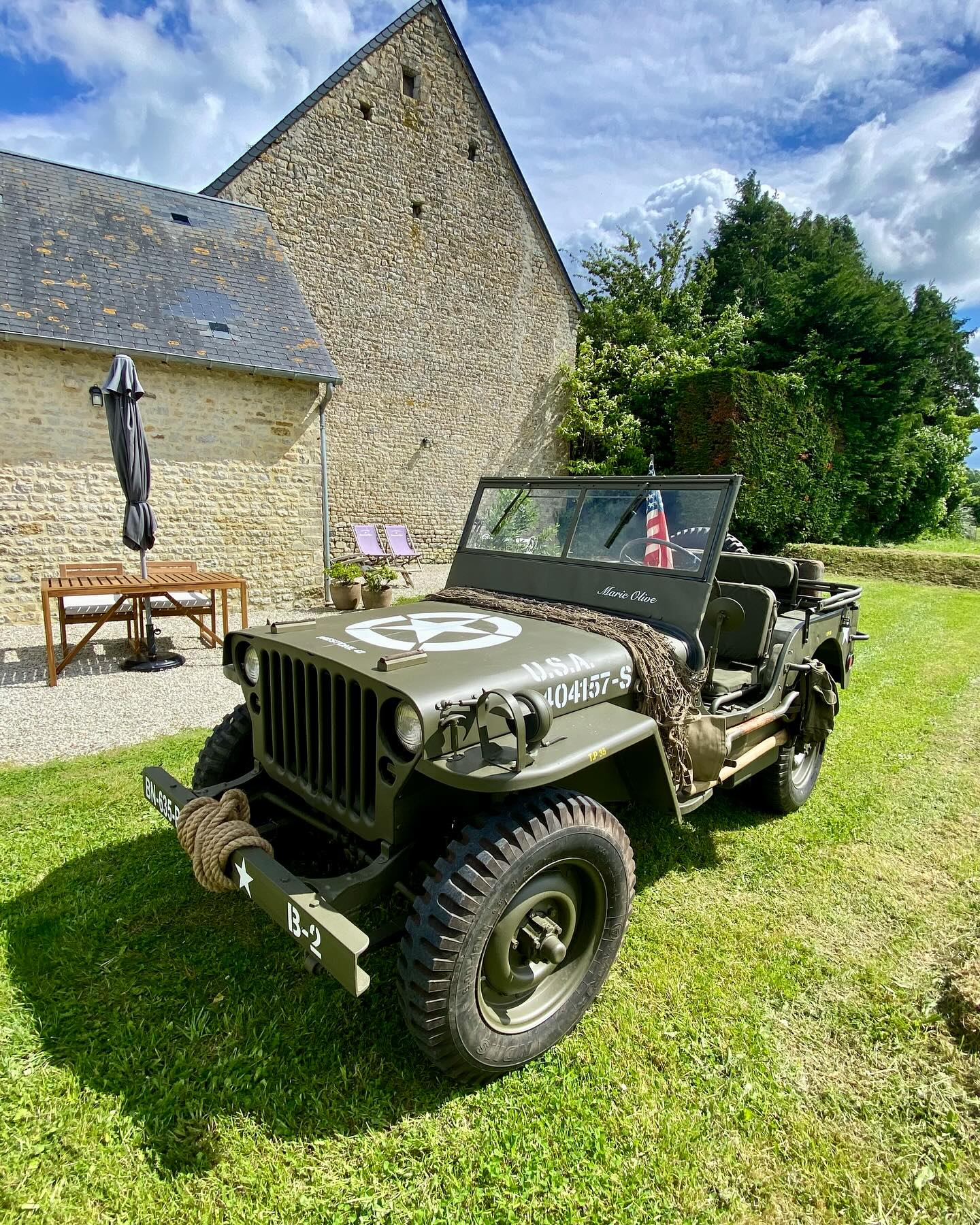 Chère Marie-Olive, tu as débarqué en 1944 en normandie, tu as parcouru la France et te voilà de retour parmi nous ! Nous sommes très heureux de t’accueillir dans ta nouvelle maison, nous sommes persuadés que tu seras la nouvelle star de la Ferme de Riou ⭐️🇺🇸