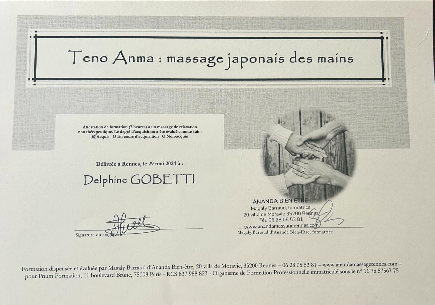 Teno Anma : massage japonais des mains
Ancêtre du Shiatsu, l’Anma est un massage traditionnel japonais qui signifie « calmer avec les mains ». Ici, le Teno Anma visera la détente du corps (stimulation de zones ou points réflexes) par le massage unique des mains.
Puisqu’il est plus doux que le massage palmaire chinois, ce massage des mains sera adapté à tous, quelque soit l’âge ou la condition physique. D’ailleurs, il est tout indiqué aux personnes fragiles (alitées, en fauteuil, personnes âgées, etc...) et même aux femmes enceintes. On adaptera la pression des manoeuvres en fonction de la personne massée.
