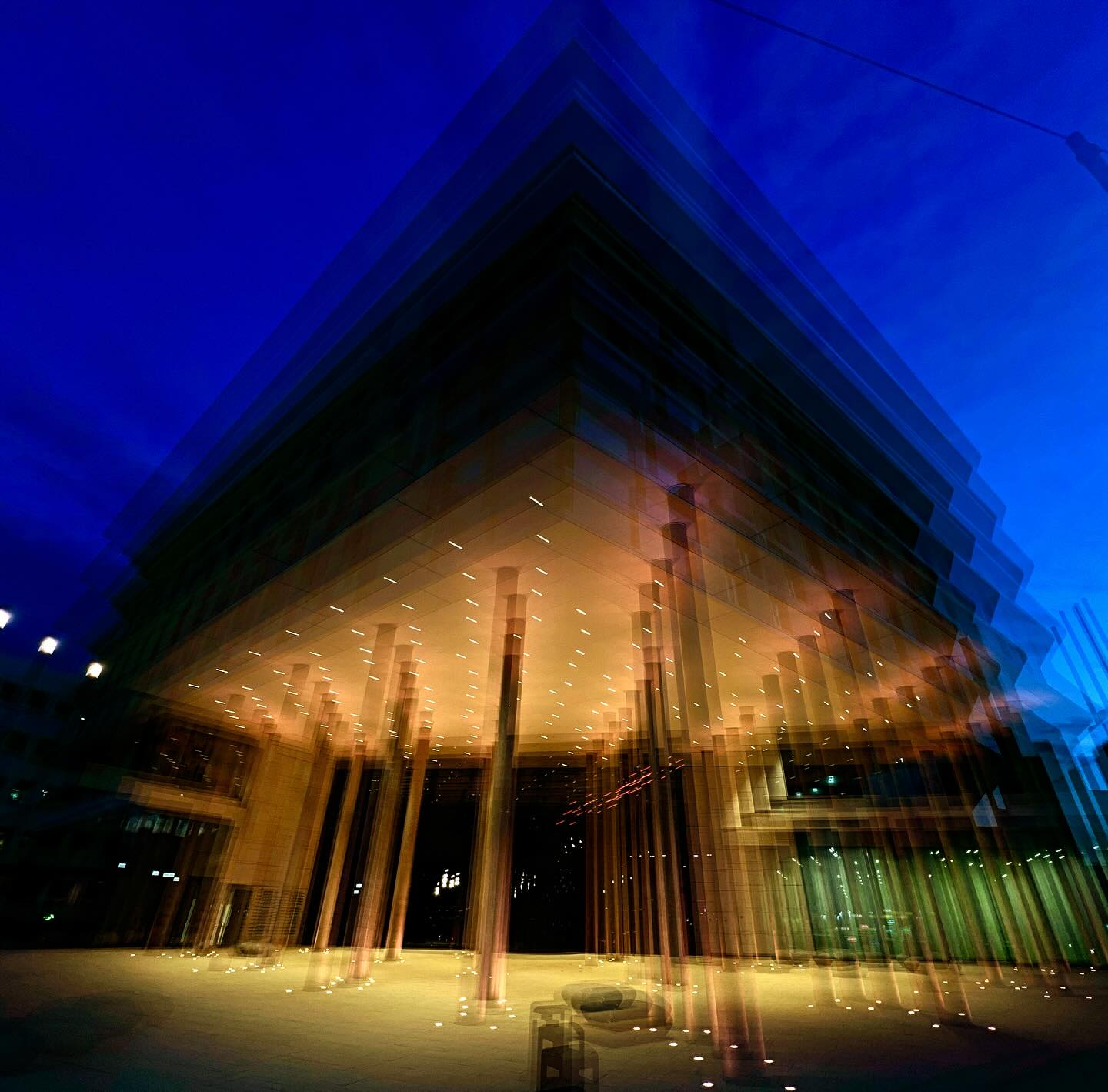 DAS UFO IST GELANDET #experimentellefotografie #multiexposure #nophotoshop #mehrfachbelichtung #visualart #fineartphotography #wallart #wandbilder #abstractart #inmotion #experimentalphotography #art #motion #artoninstagram #fineart #ilovehannover #hannoverliebt #timmgrastorf #picoftheday #artography #hannovercity #hannover #sunrise #bigcitylights #streetphotography #architecture #glocksee #enercity #architektur