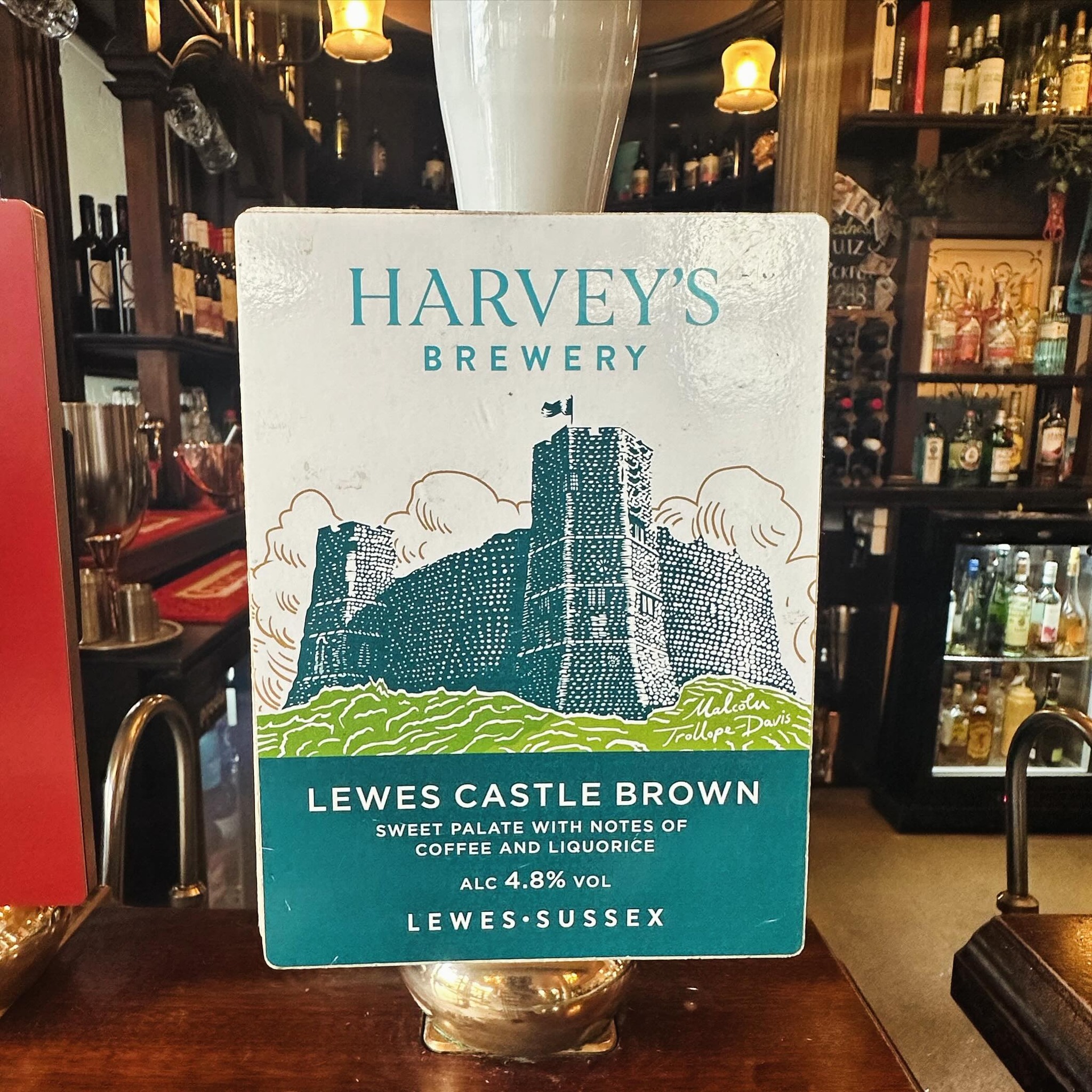 FRESH ON TAP: Lewes Castle Brown, a luscious and full brown ale, brewed with roasted malt and dark sugars. This robust beer boasts a blend of sweetness and maltiness on the palate 😋
Our manager's favourite! ⭐️
#harveyspubs #harveysbrewery