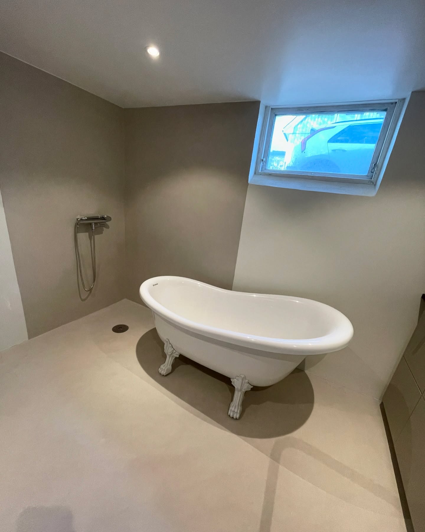 Microcement från Forcrete
Vägg och golv: Coarse
Färg: Honey 1
Har även bilat ur golvet, gjutit EPS-cement, flytspacklat, putsat väggar mm
EL: Victor Nilsson på @lundgrensel.se
VVS: Svante på @ksrorab
Bilning av golv: @rivia_ab