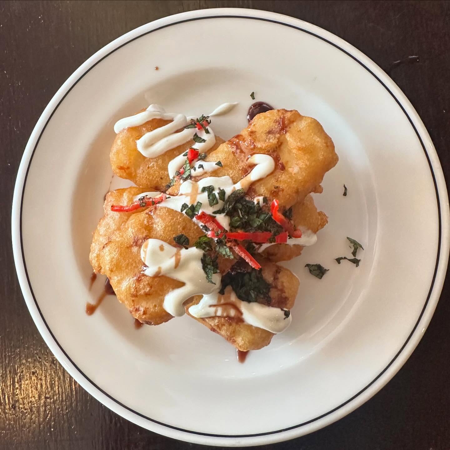 New starter! Beer battered halloumi with sour cream, chilli and mint - a mouthwatering accompaniment to a refreshing pint on a sunny day 🍻 Ale or lager - we won't judge 😉
#harveyspubs #food #pubfood #royaloakborough