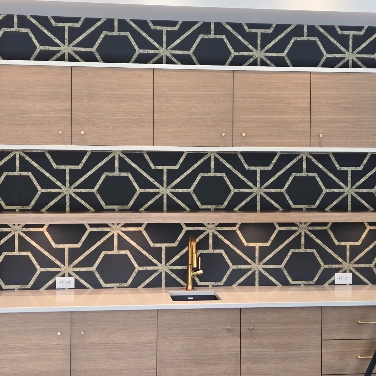 🔷✨ Kitchen Transformation Magic! ✨🔷
Check out this gorgeous kitchen makeover featuring chic geometric wallpaper, expertly installed by the team at Mettes Painting & Decorating! 🎨🏡
From the eye-catching design to the flawless execution, our skilled professionals take pride in turning your spaces into stunning works of art. With over 60 years of experience, we deliver quality workmanship and exceptional service every time.
Ready to elevate your home