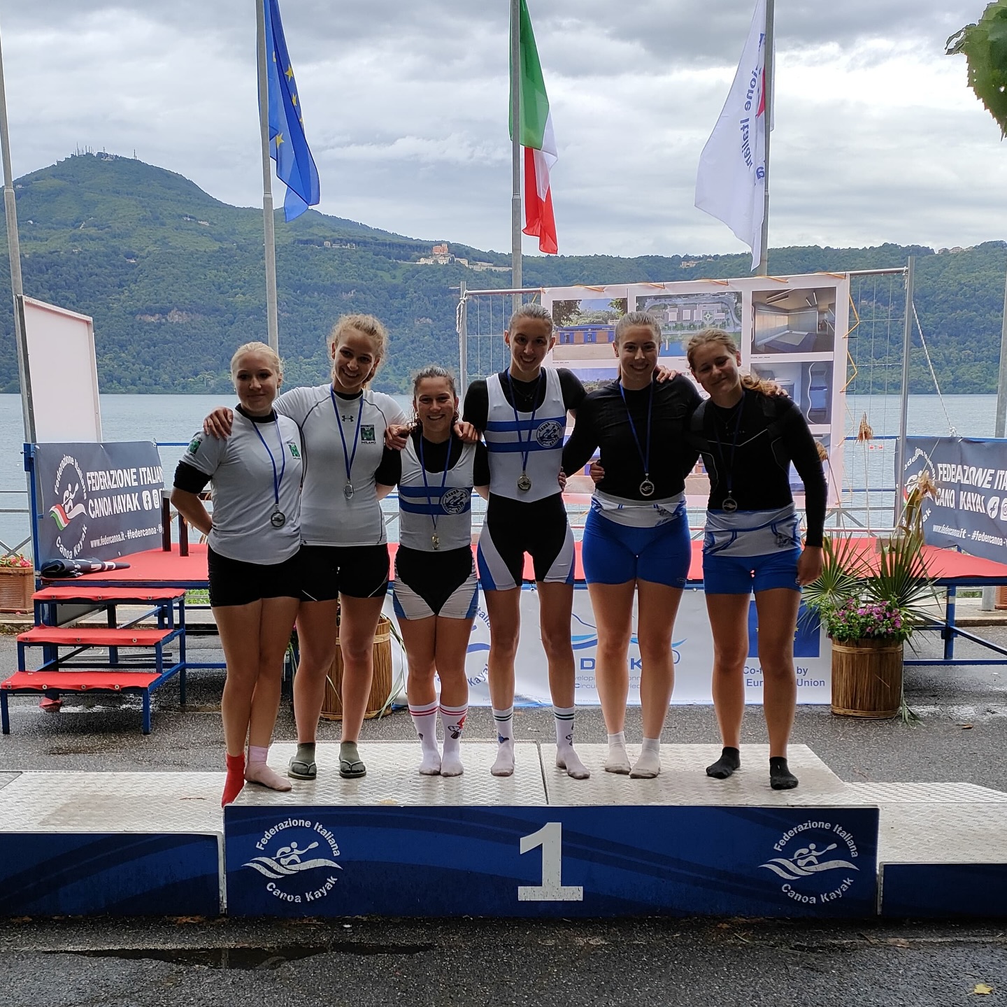 Sabato 1 e Domenica 2 Giugno si sono svolte a Castel Gandolfo le gare nazionali sui 1000, 500 e 200 metri.
Sulla distanza dei 500 metri Sofia Valli e Matilde Rosini conquistano l’oro nella finale del K2 Junior🥇.
5º posto per il K4 Junior 500 metri di Matteo Dalla Rosa, Marco Orecchia, Riccardo Montonati e Andrea Martelozzo.
6º posto per il K4 Ragazzi 500 metri di Andrea Varisco, Paul Luker, Edorardo Soldà e Edoardo Urrico.