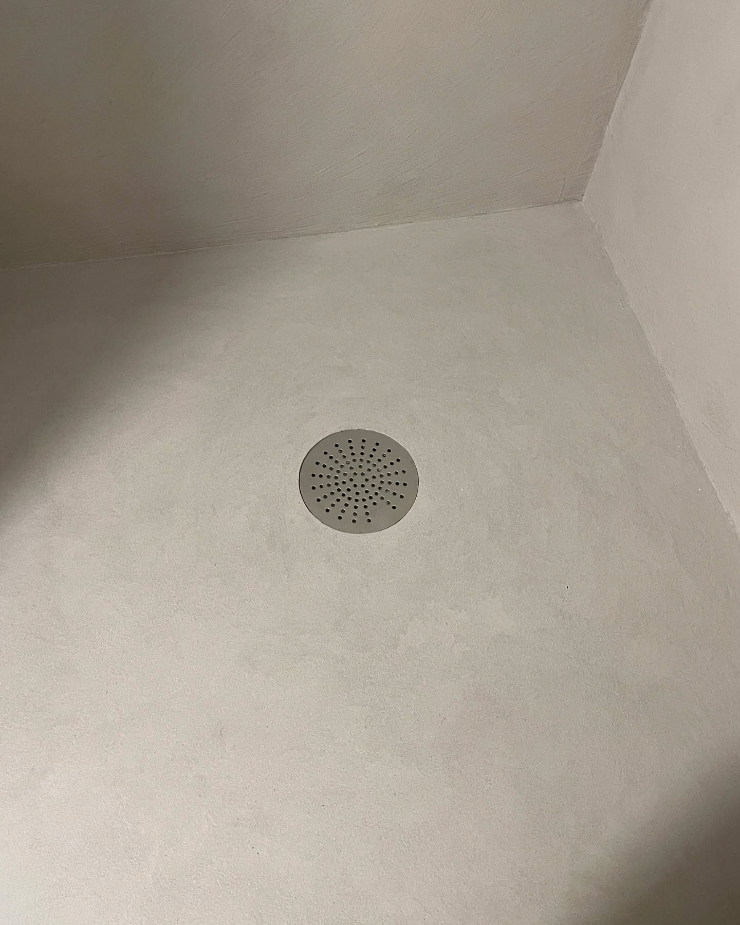 Badrum med Microcement
Väggar: Monostone XL
Golv: Coarse
Färg: Feather 2
#forcrete #designcement #microcement #badrum #bathroom #norrköping #linköping
@forcrete_
@designcement.se