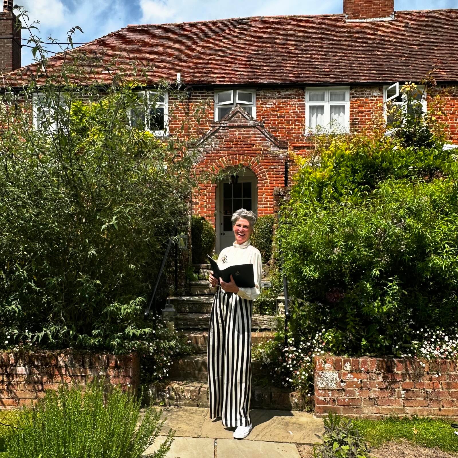 Waiting for the bride and groom in glorious weather at the stunningUpdown Farmhouse ♥️