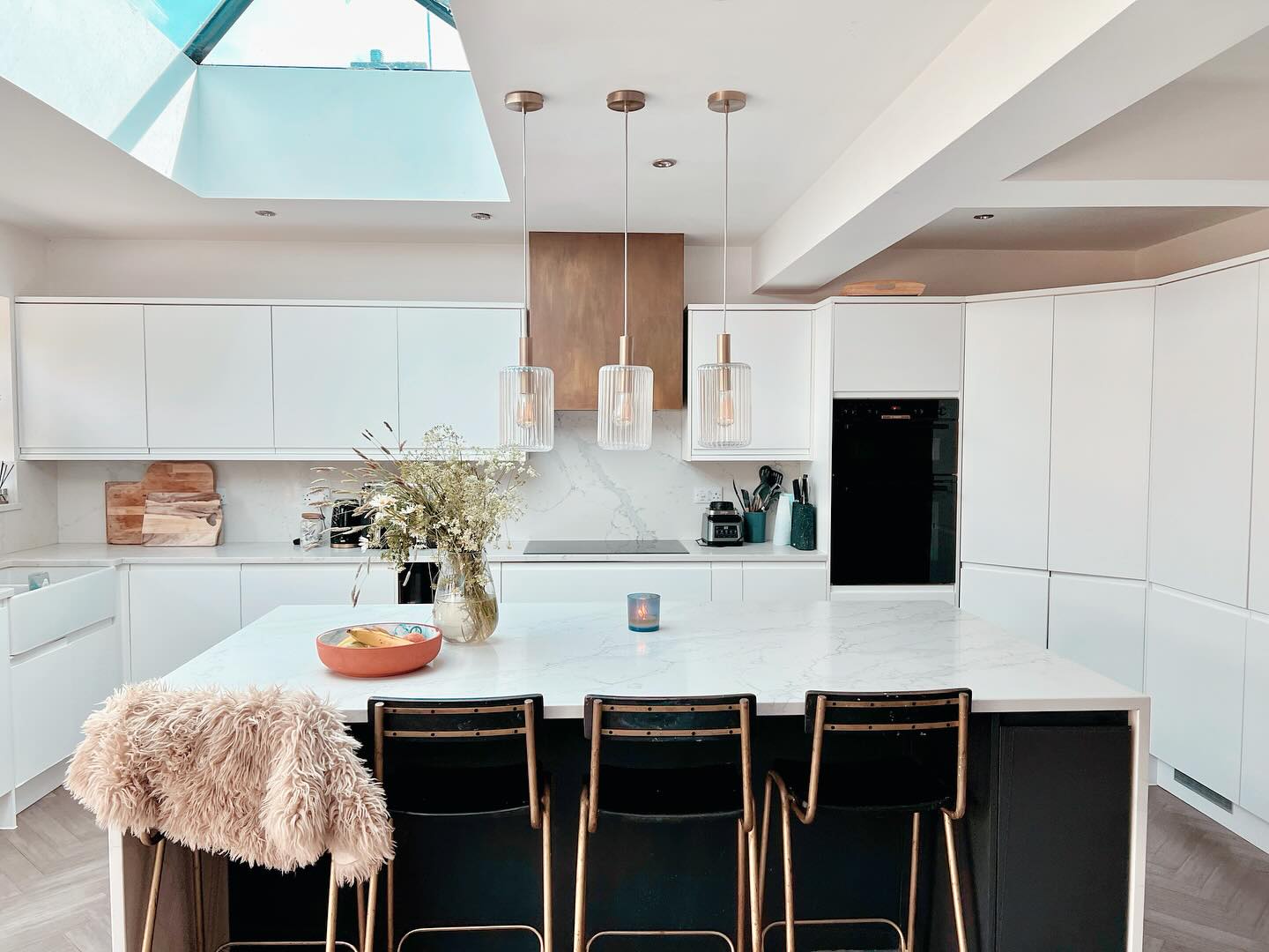 Open plan kitchen extension designed and built by @murrillbuild 😍✨
We love the clean lines of the white cabinets. @howdensjoinery The bespoke built brass extractor chimney and the gorge @rockettstgeorge.co.uk stools 🤩