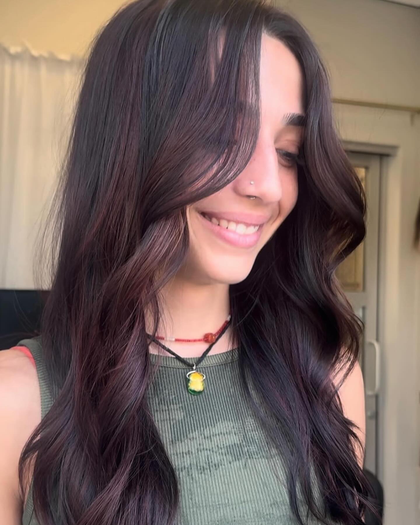 This girl is such a beauty and her energy lights up the whole room 😍 We had so much fun with this makeover. She was a lil nervous about cutting her hair but also really wanted a change. So we inch by inch’ed our way to the right length and added some long layers and face framing. We did a Dark natural color with red highlights.
Swipe for the before ➡️
DM for a consultation or click the link in my bio to book online.
#ucfhairstylist #ucfhair #winterparkhairstylist
#orlandohair #orlandohairextensions
#winterspringshair #winterparkhair
#orlandobalayage