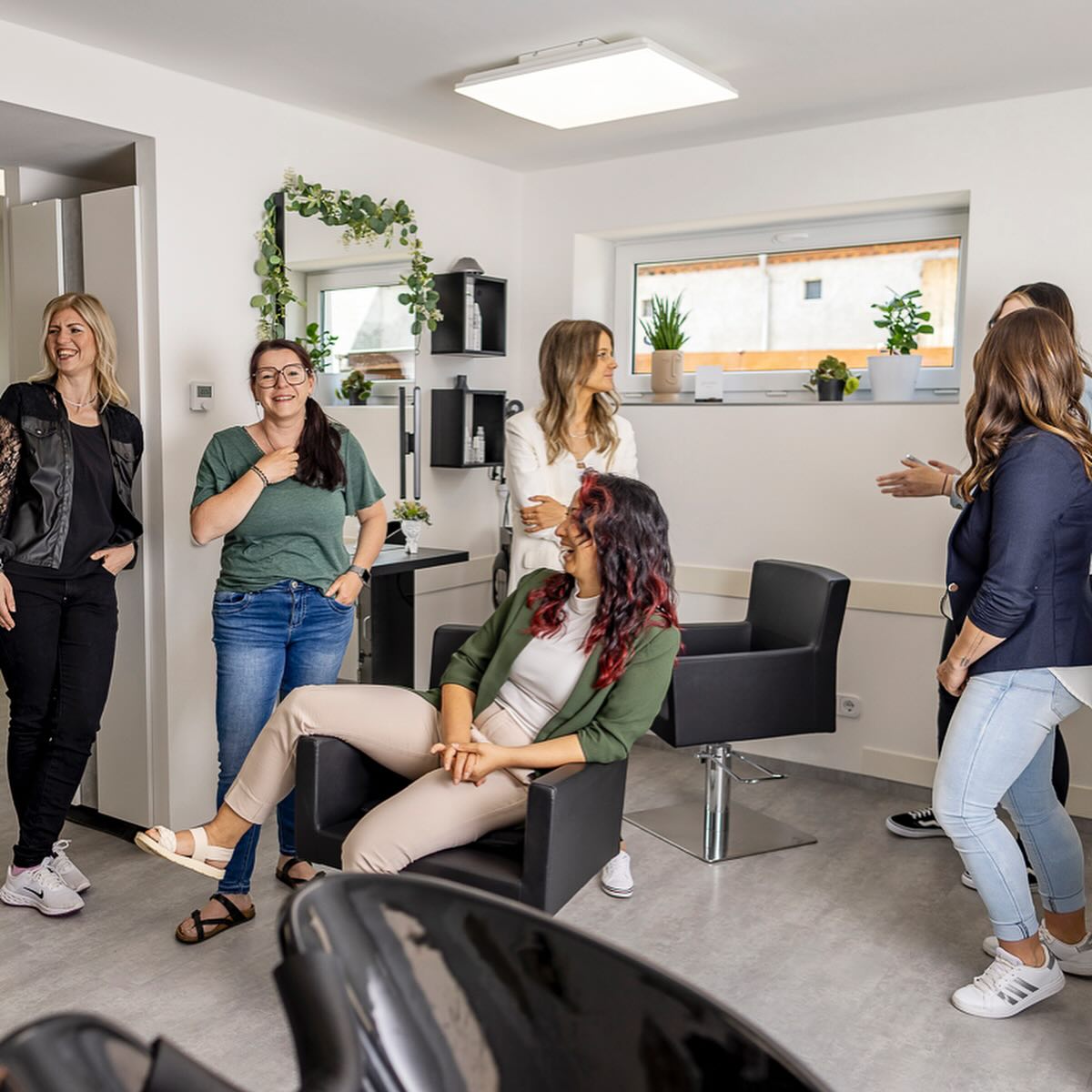 Wir hatten ein Shooting 📸 ☺️
Es war mal wieder Zeit vor die Kamera zutreten und siehe da, wir sind schon eine ganze Menge Mädels geworden. 🥰
Auf den Porträt-Bildern seht ihr:
1. Mich :) (Friseurmeisterin)
2. Kathi (Friseurin)
3. Claudia (Friseurin + Ausbilderin)
4. Selina (Friseurin)
5. Stephanie (Friseurin an Wochenenden)
6. Jessica (Termin-Fee)
Und das sind noch nicht mal alle 🤭 wir wachsen…
Tausend Dank an @jannettekneisel für den Shootingtag und die tollen Bilder 🤍
#friseurmeisterin #salon #haarstyling #simplythebest