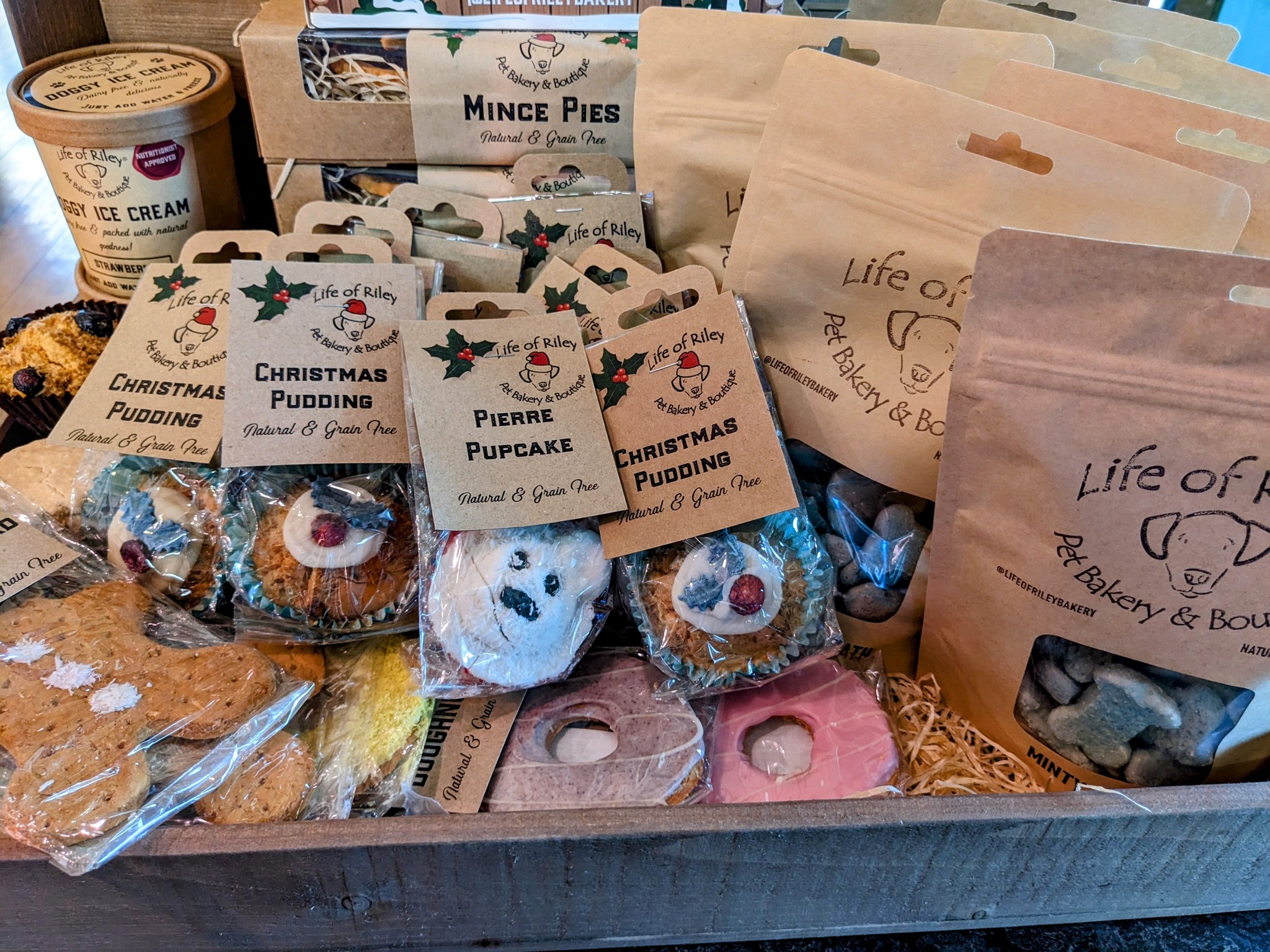 End of line sale! 40% off our range of artisan dog treats from ‘Life of Riley’. Show your dog that you love them with something special! 🐶