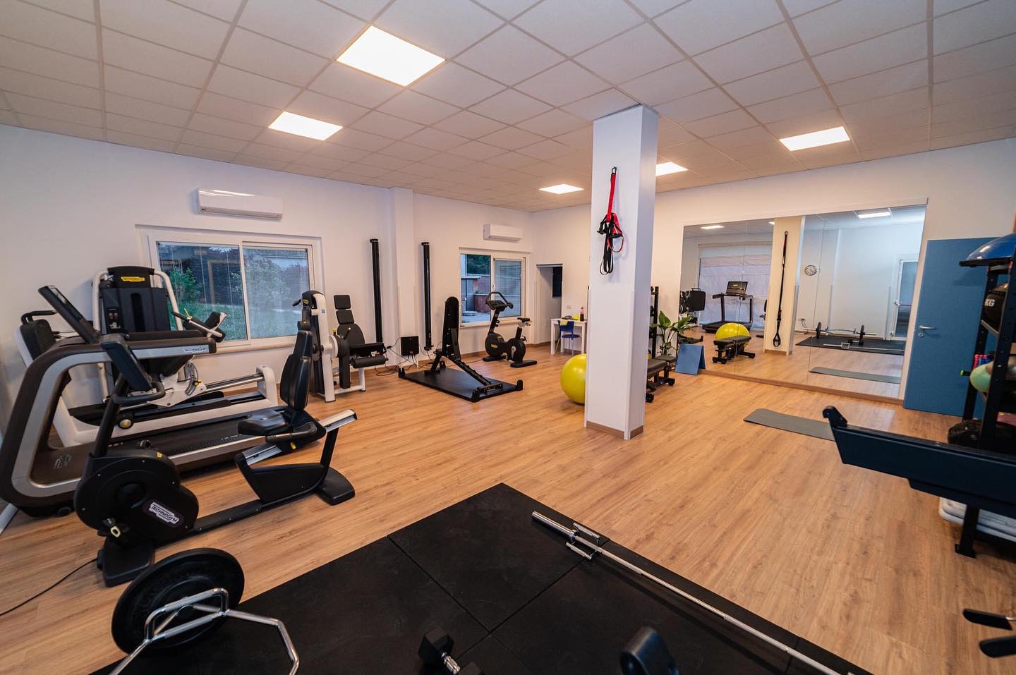 Sei stanco di palestre affollate, di file ai macchinari e allenamenti improvvisati e inefficaci โ
Da noi il benessere e i risultati sono al primo posto della scala gerarchica delle prioritร ๐
Abbiamo cercato di creare un ambiente intimo ed esclusivo, limitando il numero di persone per garantirti spazio e comfort durante ogni allenamento ๐
Sara Giuliodori Chinesiologa รจ sempre a tua disposizione e ti seguirร durante ogni seduta, personalizzando gli esercizi in base ai tuoi obiettivi e alle tue esigenze ๐ฏ
Mantenere uno spazio pulito e accogliente รจ fondamentale per offrirti unโesperienza di allenamento serena e piacevole ๐ฟ
Salute... in movimento!
Se vuoi una consulenza gratuita, contattaci in DM o al 3792298557 ๐ฒ
#movimento #benessere #chinesiologo