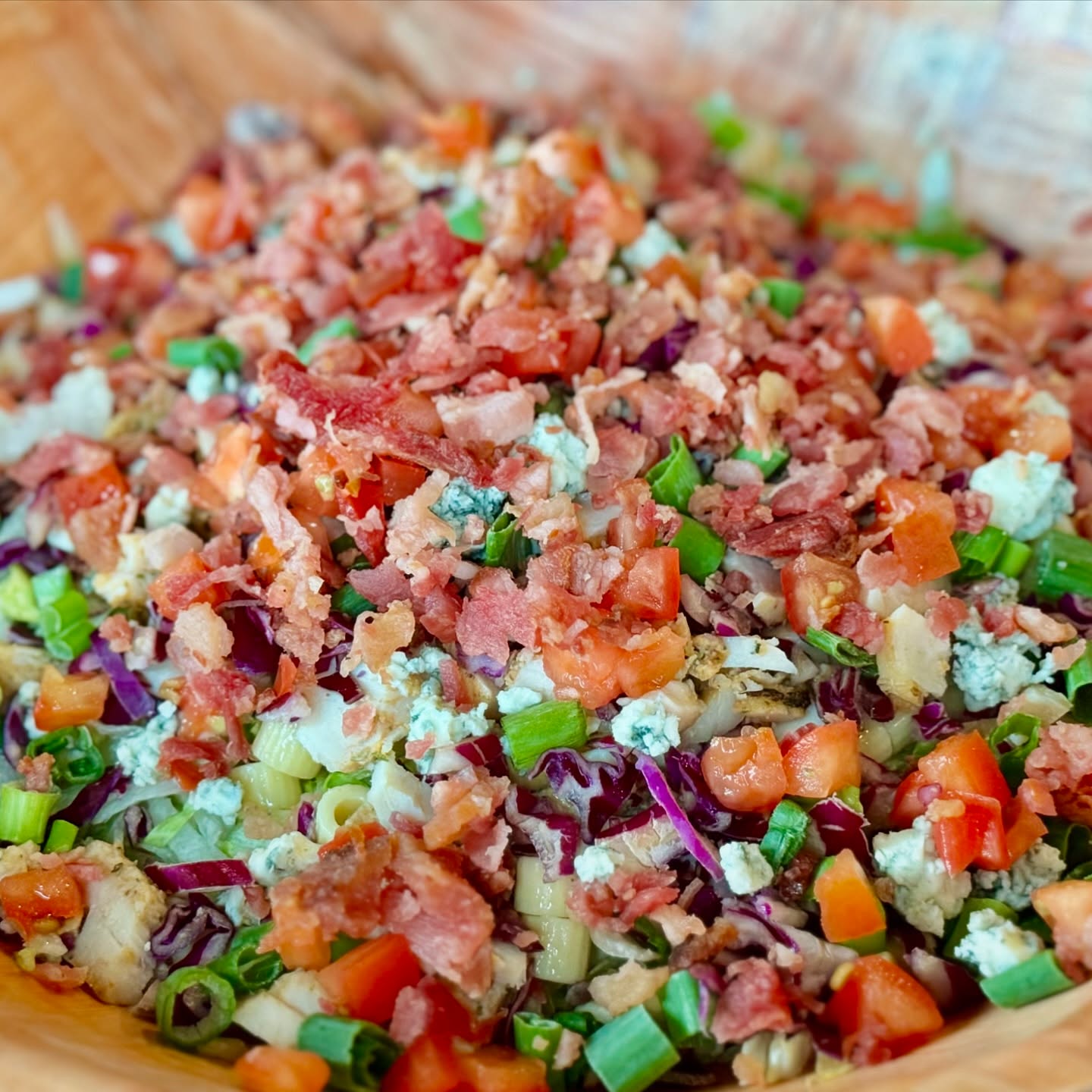 Not in the mood for pizza? Come and try our famous chopped salad, it will have you craving this delicious combination🤭
Made with only the freshest ingredients; confetti style lettuce, ditalini pasta, red cabbage, green onions, chicken, bacon, gorgonzola cheese crumbles, and diced tomatoes dressed with our homemade white balsamic vinaigrette 🥗