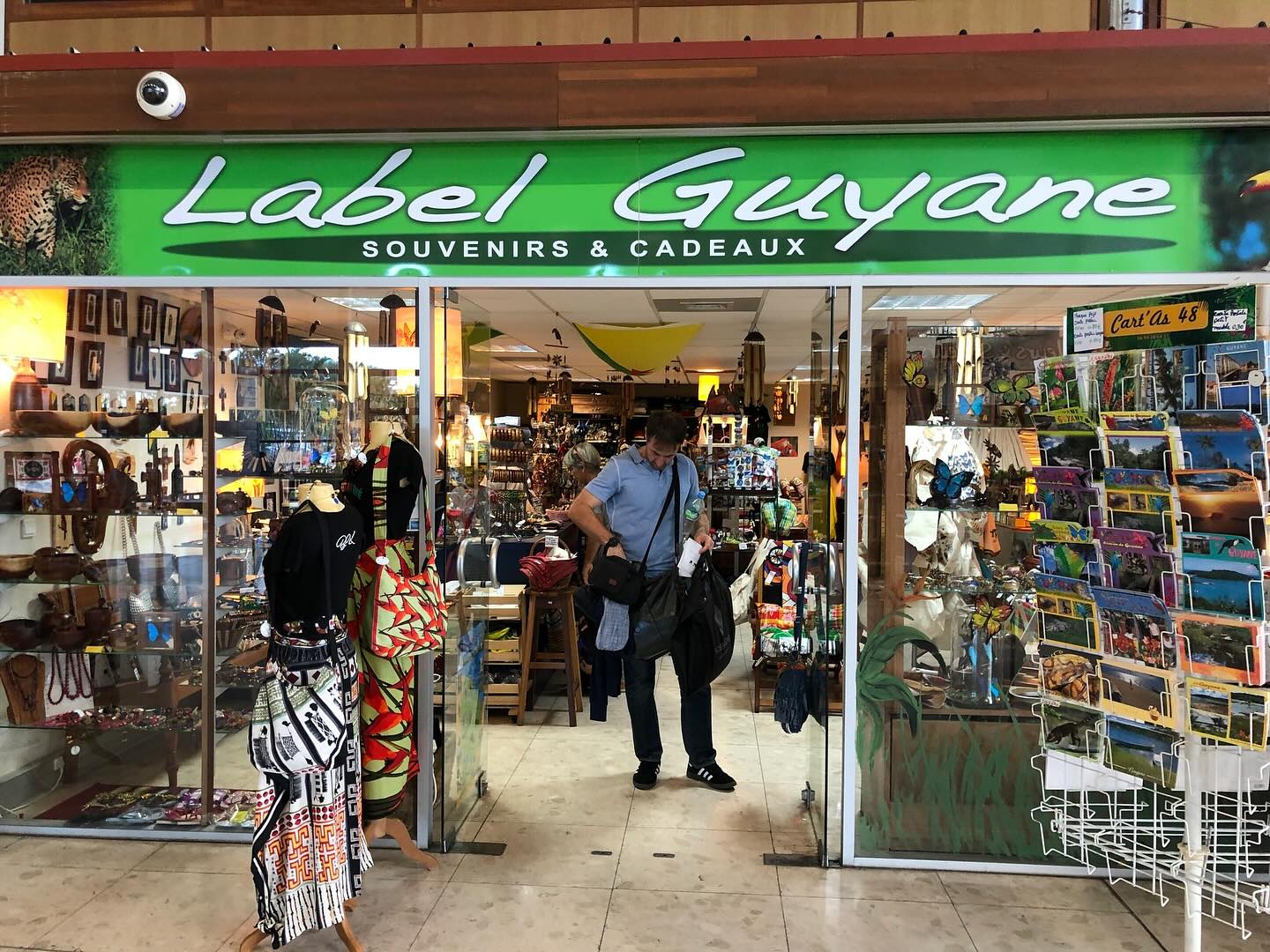 📢 Vous partez en voyage depuis l’aéroport ?✈️ Ne manquez pas notre boutique Label Guyane, ouverte tous les jours ! 🌴🎉
Nous vous proposons un large choix d’articles locaux, parfaits pour des cadeaux et souvenirs uniques. 🎁💖
Profitez de votre achat de départ pour découvrir les trésors de la Guyane et soutenir les artisans locaux. 🌺🌿
Rendez-vous à la boutique Label Guyane à l’aéroport Félix Éboué et repartez avec des souvenirs authentiques ! ✨🌍
#guyane #guyanefrancaise #tendance #artisanat #drapeauguyane #entrepriselocale #yana #cadeau #cayenne #labelguyane #kourou #labelguyaneshop#LabelGuyane #BoutiqueAéroport #CadeauxLocaux #SouvenirsUniques #Voyage