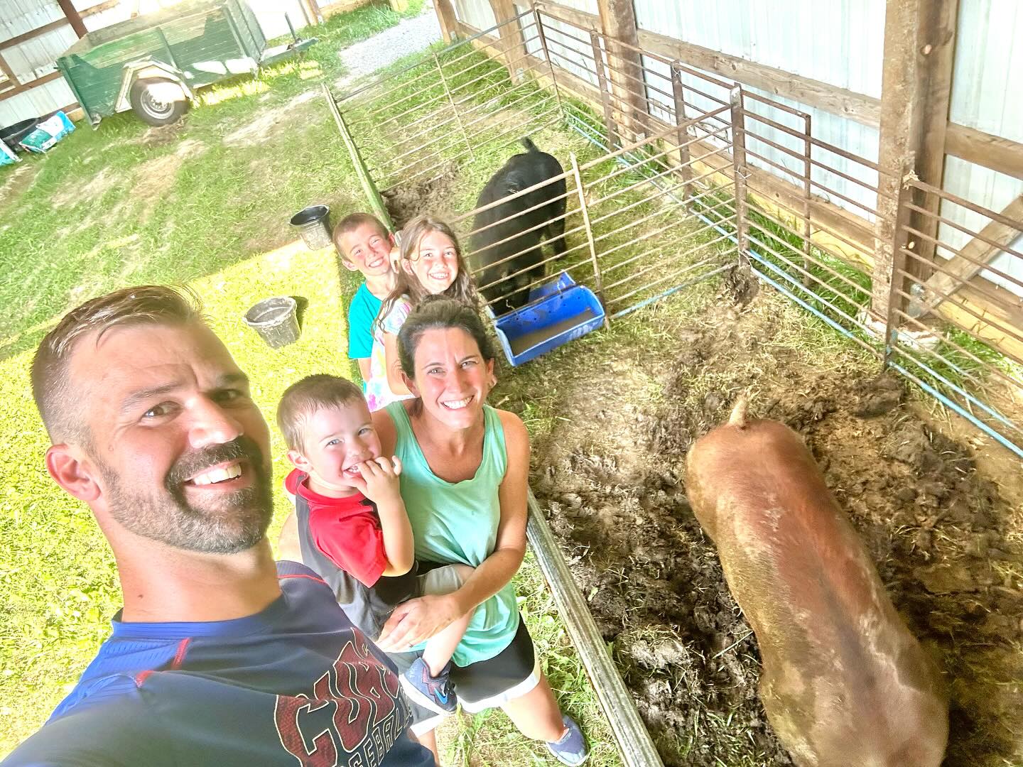 A couple new garbage disposals arrived at the farm today! 🐖🐖
Welcome Pom Pom and Rosalina.🐷🐷