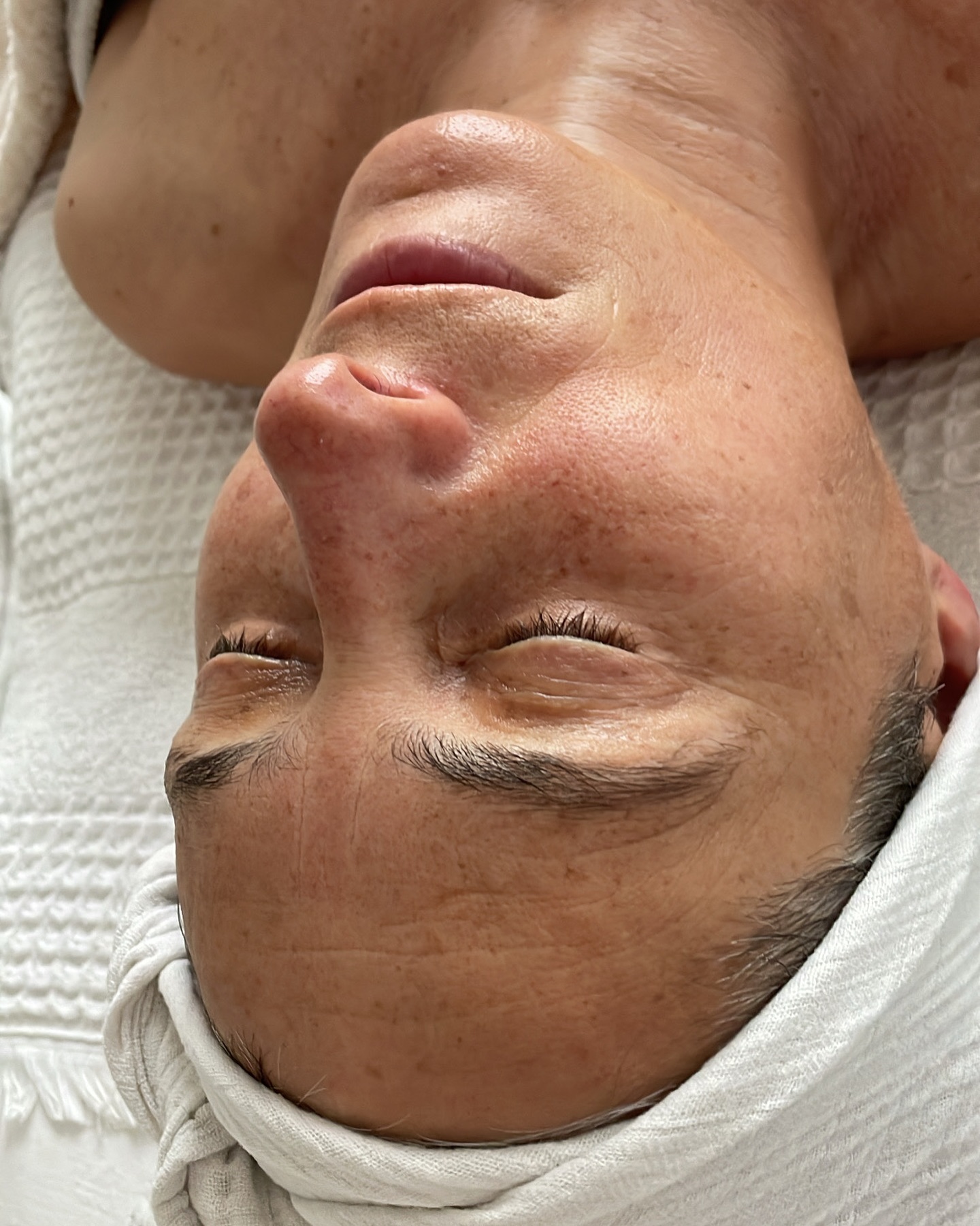 My skin after a facial with Virginie at LLTA, pure bliss! ✨
I recently had the chance to try the deep facial treatment at LED LIGHT THERAPY AMSTERDAM the specialist of LED LIGHT..and I am absolutely blown away!🙃
As soon as I arrived, I was warmly welcomed by Virginie who took the time to understand my needs and skincare routine.
The treatment then began with a gentle exfoliation using the enzymatic Peeling, which removed all impurities and prepared my skin for the following treatments.🧖♀️
An anti-pigment and anti-aging mask with LED light was then applied to my face. This mask was very relaxing and left my skin feeling soft and hydrated.🤗
The results are amazing: my complexion is more even, more luminous and visibly younger!
I enjoyed this moment of relaxation and beauty so much that I can only recommend Virginie to anyone looking for a quality facial treatment.
#facialtreatment #beauty #relaxation #perfect skin #radiance #antiaging #wellness #esthetician #beautysalon#ledlighttherapyamsterdam
Don’t hesitate to book your appointment at LLTA And treat yourself to an unforgettable moment of beauty! 🌟🌟🌟🌟🌟