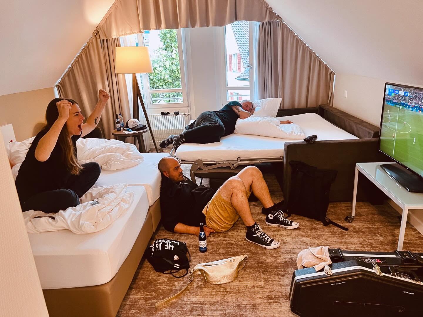 Die Hütte brennt! 🔥22:30 Stagetime @zugsports ufm Landsgmeindsplatz!! ❤️🔥