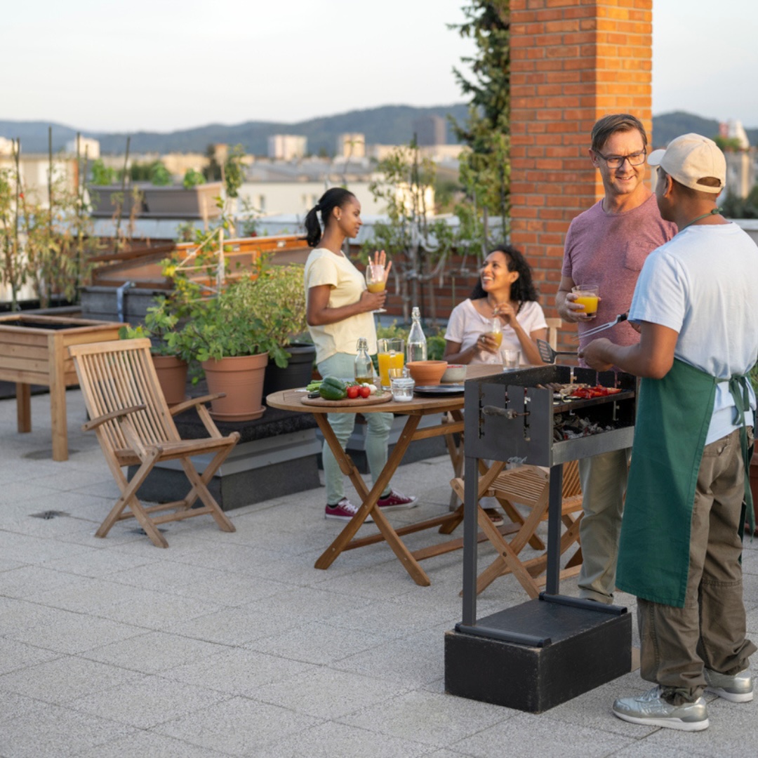 Comment resserrer les liens entre les habitants des grandes villes ?
La multiplication des espaces partagés au sein des villes révèle une aspiration certaine au partage, 68% des Français souhaitent d’ailleurs nouer des relations de voisinage.
En conséquence, l’offre de #logements s’adapte pour offrir des espaces de #convivialité. Les jardins-potagers, espaces de coworking ou de #coliving sont autant de nouveaux lieux de vie qui s’adaptent aux besoins de chacun et créent les conditions propices aux rencontres de voisinage.
Découvrez-les dans les colonnes du magazine RE-Création - 🔗 en bio