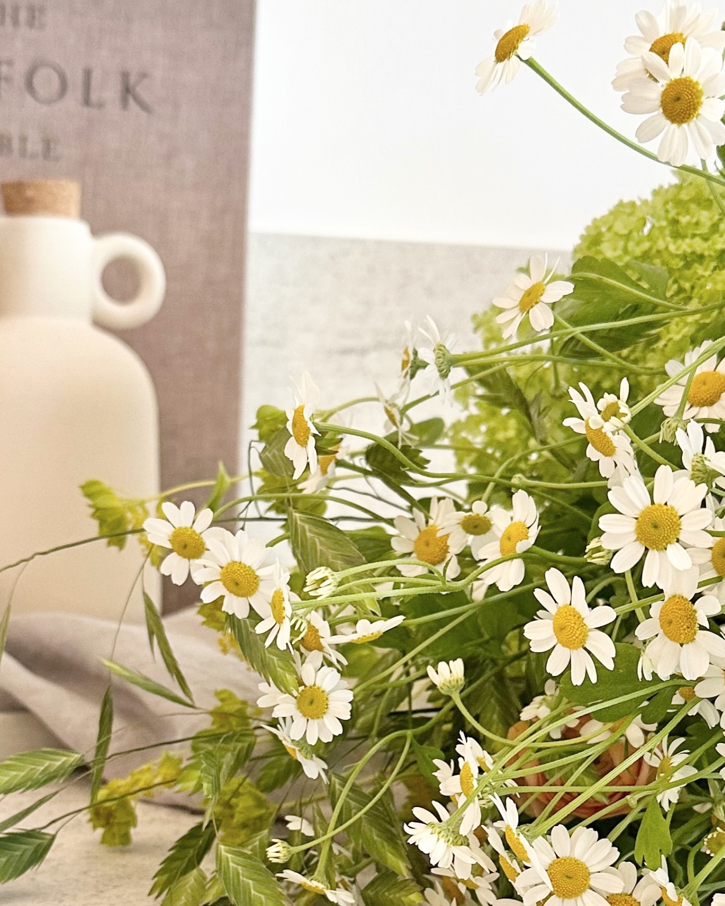 Glad MidSommar 🤍
Firar midsommar i Spanien vilket innebär en härlig dag, lite som vilken dag som helst. Njuter av sol och värme, en bok i skuggan. M spelar padelturnering & Lurvas varvar att ligga i skuggan med solen. Vi går nog till stranden en sväng i eftermiddag och ikväll grillar vi hemma på altanen 🤍 en lugn & skön dag.
Önskar dig en härlig dag - oavsett om den innehåller ett traditionellt midsommarfirande, eller om du jobbar, är ensam 🤍, firar utomlands eller inget firande alls. Jordgubbar eller inte, allt går bra 🤍