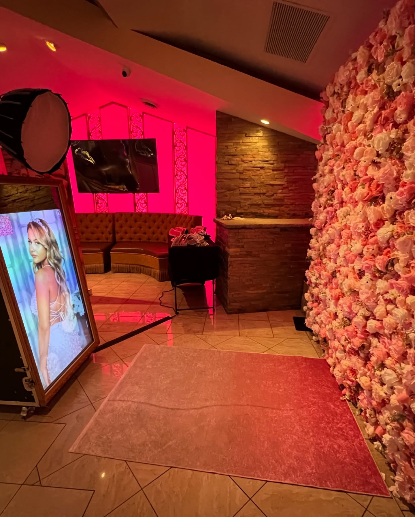 Amazing Sweet 16 at @leonardspalazzo555 surrounded by great vendors and staff. Guests spent all evening taking picture on our Mirror Booth and fun videos on our 360 Booth!
If you’re looking to elevate your next event contact us at www.enventertainmentny.com or text at (914)262-6331
#leonardoalazo555 #nycphotobooths #photoboothwedding #360booth #mirrorbooth #flowerwall #weddingvenue #weddingphotography #weddingplanning #nycweddingvenue #nycweddingplanner #nyceventplanner #sweetsixteen #quinceañera #barmitzvah #eventplanners