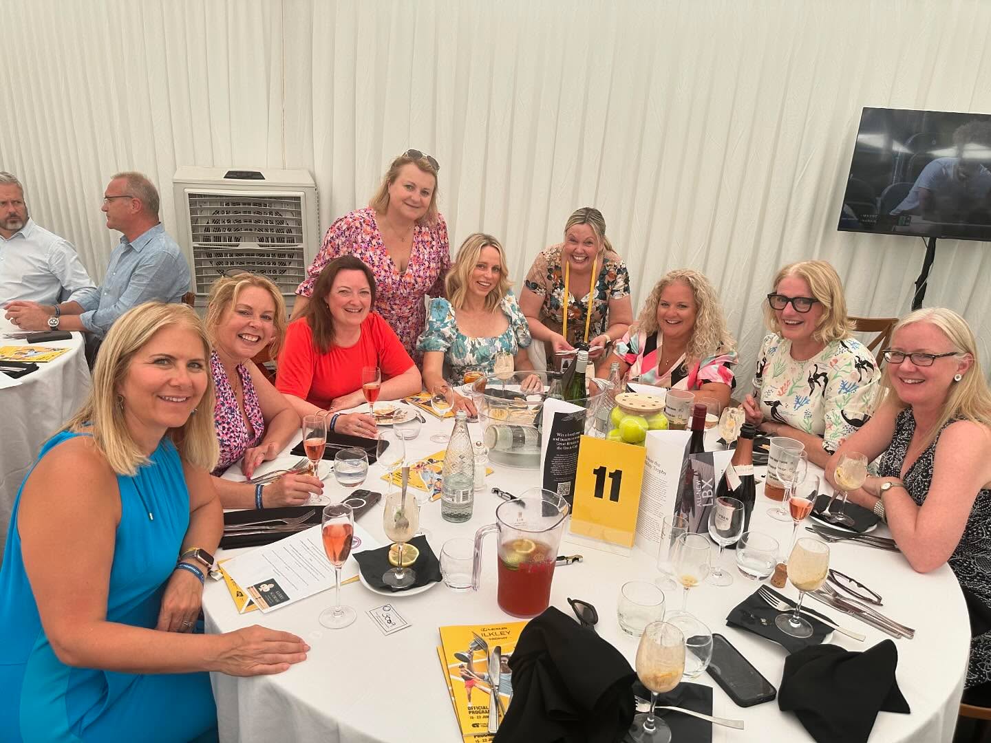 I met this wonderful group of ladies at the Ilkley Tennis Tournament today 🥰
I’ve been performing magic there all week but more about that later.
These ladies were just sooooo much fun and when they suggested a photo I jumped at the chance 😍😍