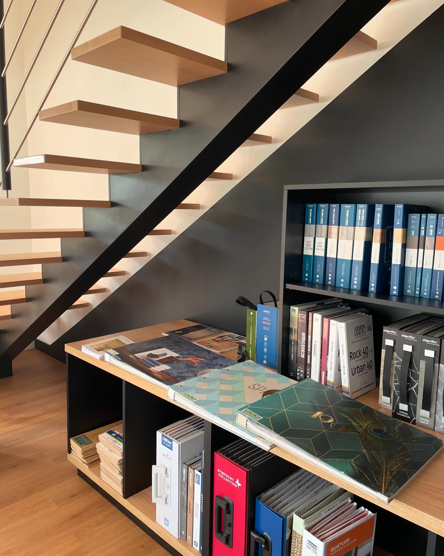 #decoration #showroom #peinture Gilles Le Bouquin peinture à #plougoumelen projet @celinesodesign réalisation du mobilier @au_fil_du_bois_56 #fresque #fresquemurale par @calypso.56 !