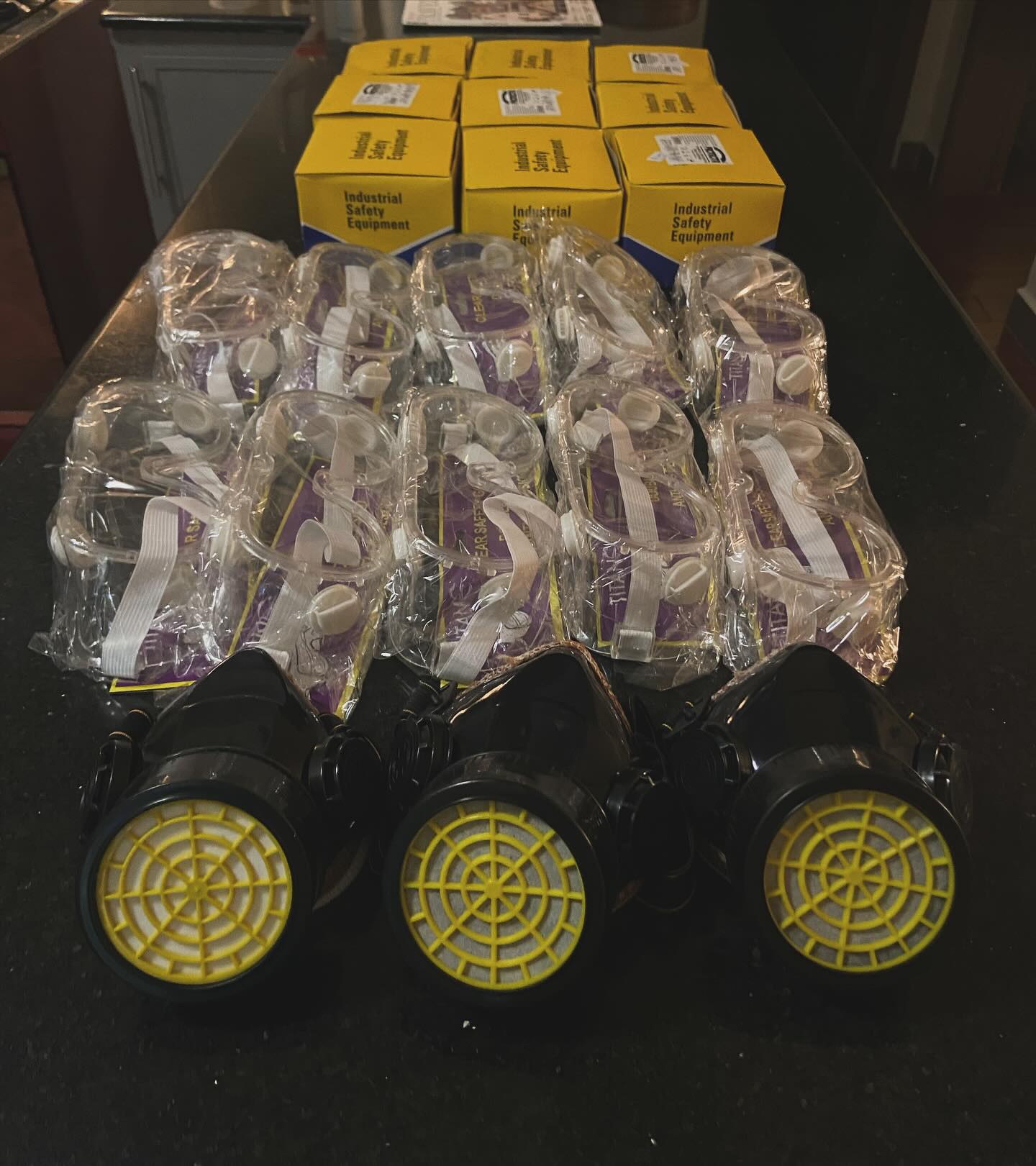 FREE masks & goggles to help with the protests! I am donating these to the frontliners. If you need one DM me.
This movement is for ALL Kenyans and we shall fight in whatever way we can.
I have donated to pool funds, shared news on my social media feed, worked protection magic and sent supplies. I will also be offering free therapy to those affected.
We MUST help in any way we can.
To those on the frontlines today THANK YOU! 🙏🏾 For pregnant mamas or mamas of infants and toddlers we cannot be with you in person but we support you 💯
VIVA!!! #therevolutionwillbetelevised ##rutomustgooo✊🇰🇪 #downwiththeIMF #justiceforkenya