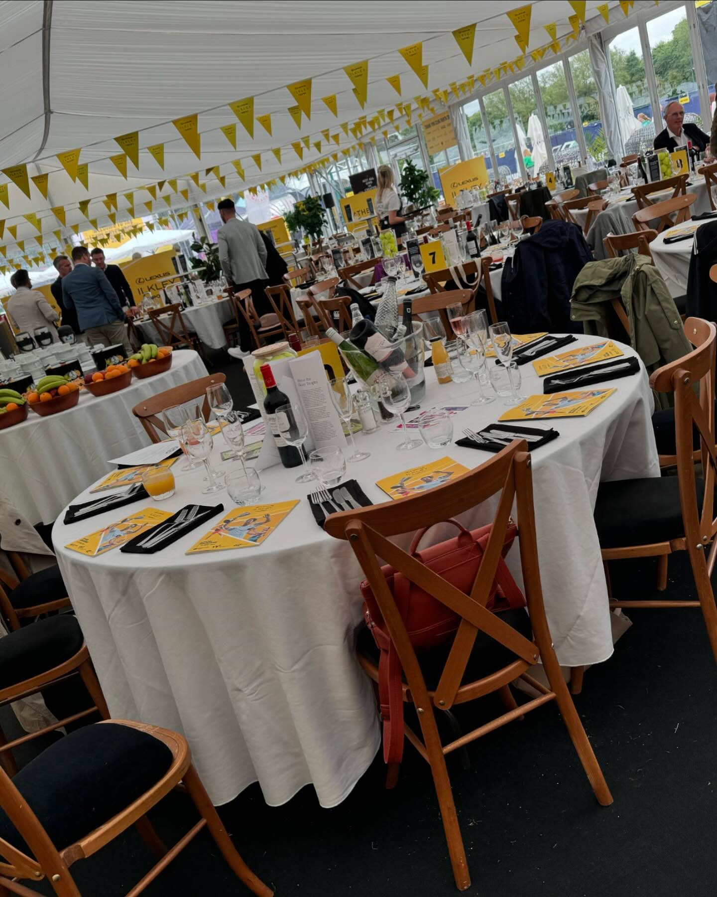 I spent most of last week in beautiful Ilkley, performing magic at the Ilkley Tennis Tournament (@iltsc_ltd) 🎾❤️
A fabulous week of entertaining the V.I.P guests during lunch provided by the very talented people at @shootthebulluk
Rain stopped play on the courts a few times but the sun shone through by the end of the week ☔️ ☀️
Thank you so much for having me back, it really was so much fun 😍😍