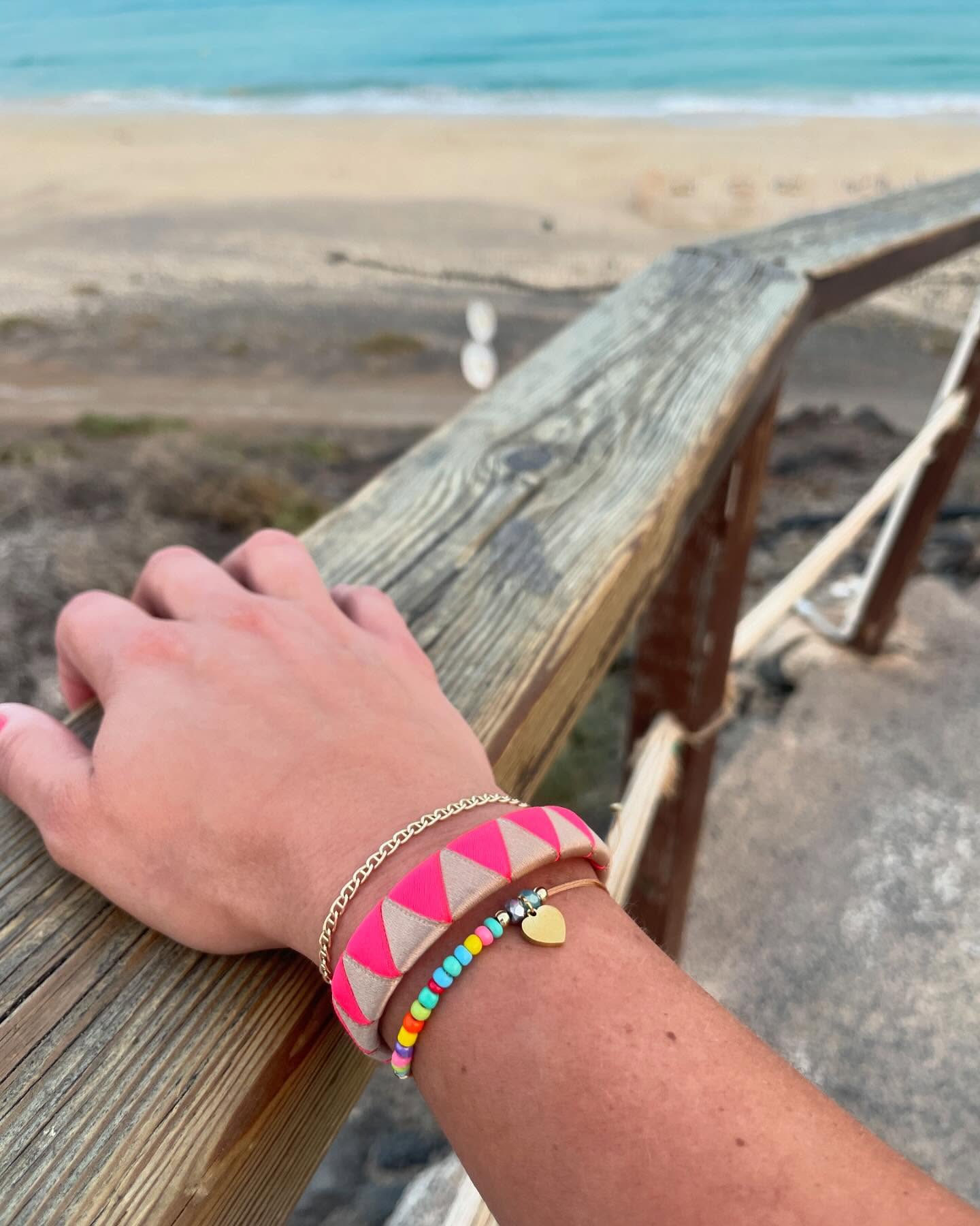 SUMMER IS HERE☀️😍🫠
Unsere handgefertigten Armbänder könnt ihr passend zu eurem Sommerlook gestalten.
Was sind eure Lieblingsfarben im Sommer?
📸 Armband in Satin Bronze & Pink 💕
www.happy-jumper.com
#happyjumpercom #happyjumpersuitsyouup #handmadeimrheinland #designyourownlook #createyourownstyle
#armband #schmuck #accessories #handmade #armbänder #horselover #beachlover #doglover #beach #strand #styleinspiration #beachstyle #summerlook #sommer #fashionstyle #urlaub #vacation #zickzack #retro #armcandy #partnerlook #equestrianstyle #bracelet #ibizastyle