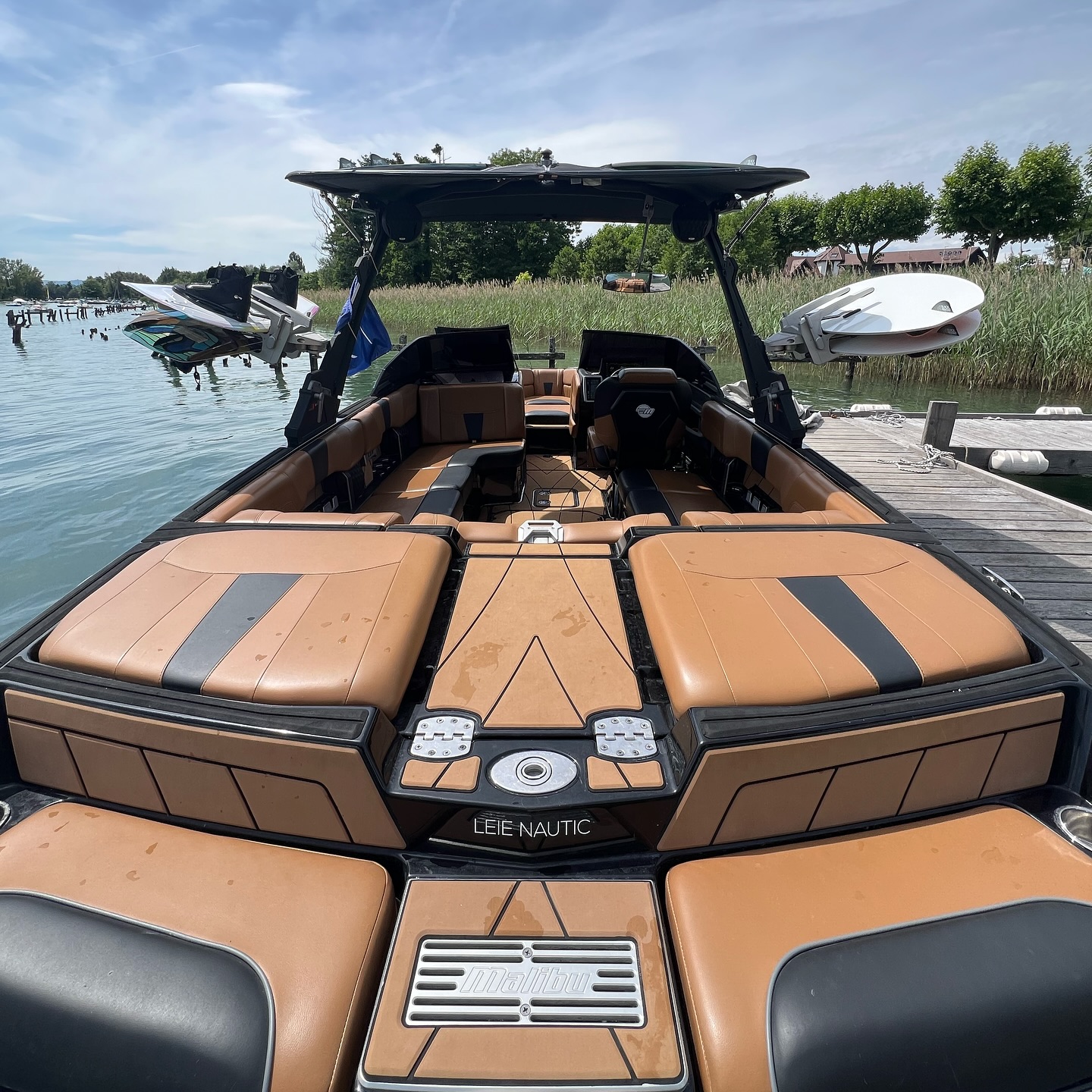 Préparez-vous pour un été inoubliable avec notre superbe bateau Malibu LSV 22 ! 🌊
Venez découvrir les sensations fortes du wakesurf et du wakeboard sur des eaux cristallines.
Que vous soyez débutant ou expert, notre bateau est équipé pour offrir la meilleure expérience à tous les passionnés de glisse. 🏄♂️💦
Réservez vos sessions dès maintenant et faites le plein d’adrénaline en famille ou entre amis.
Des moments de fun garantis sous le soleil ! ☀️
#wakesurfer #wakesurfinglife #wake #wakeboarding #wakesurfgirls #wakeboard #water #annecytourisme #annecylac #suisse #malibu #malibuboats #summertime #goodvibes #smile #goodtimes #family #friends #couple #sun