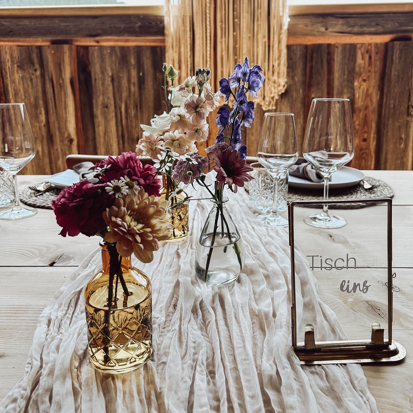 Hochzeit von N & N ✨💕🌾🏔️🌸 29.07.24
Dekoration & Blumen Design @wild.knots.art
Torte & Sweets @ruehrlerei
#weddingdecoration #dekoverleih #wiesenblumenstrauss #bergliebe #berghochzeit #weddinginspiration #heirateninösterreich