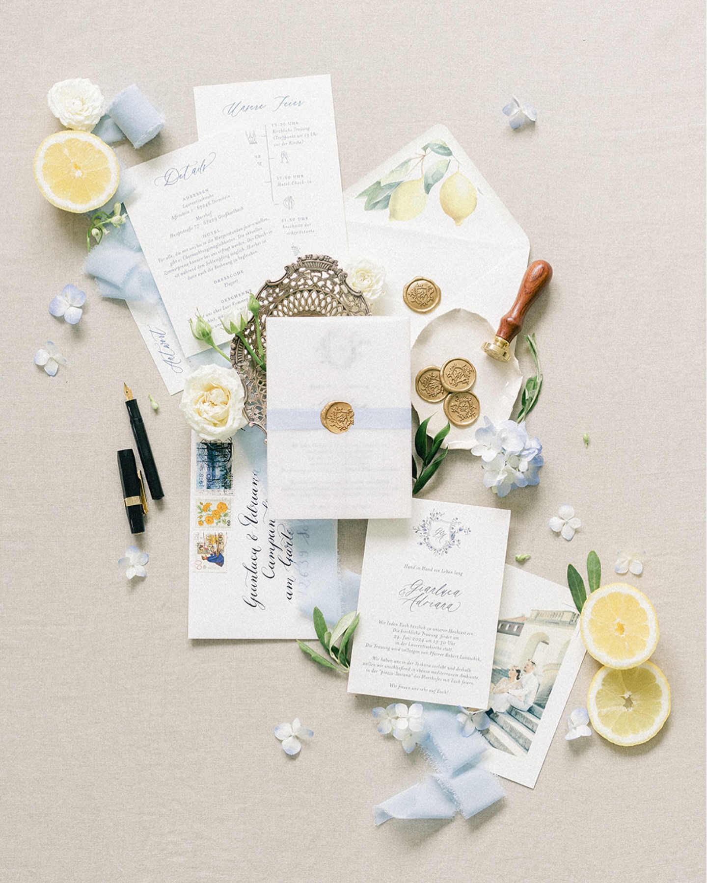 Naaaaaaa, Ihr lieben hellblauen Ritterspornblüten 🤍
Bestimmt hattet Ihr an Eurer Hochzeit auch so ein wunderschönes Flatlay 🤍 mit Details & Accessoires eurer Traumhochzeit….
Mag ich total 🤍
Und ich würde sagen, @fine.wedding.lens hat es wieder super chic umgesetzt 🤍
#foto #details #photography #flowers