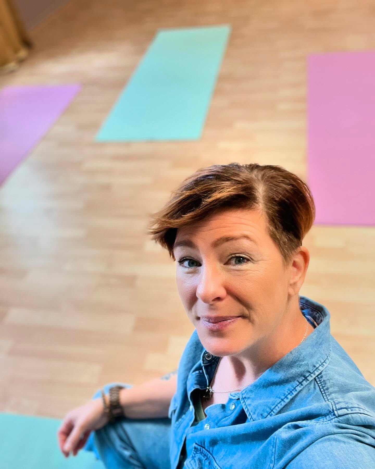 Första veckan i nya lokalen är gjord, och det har känts oförskämt bra.
Och har man en alldeles egen yogasal, då får man faktiskt rulla ut mattan på lunchen och njuta av den lyxen 🧘🏼♀️
Men efter månader av noll ledighet och ett uns av för mycket stress, ska jag nu vara ledig tre dagar.
Utan att passa en enda tid, och utan ett enda måste.
Och njuta av den lyxen 🙏🏼
Trevlig helg 🌟
#samtalsterapisundsvall