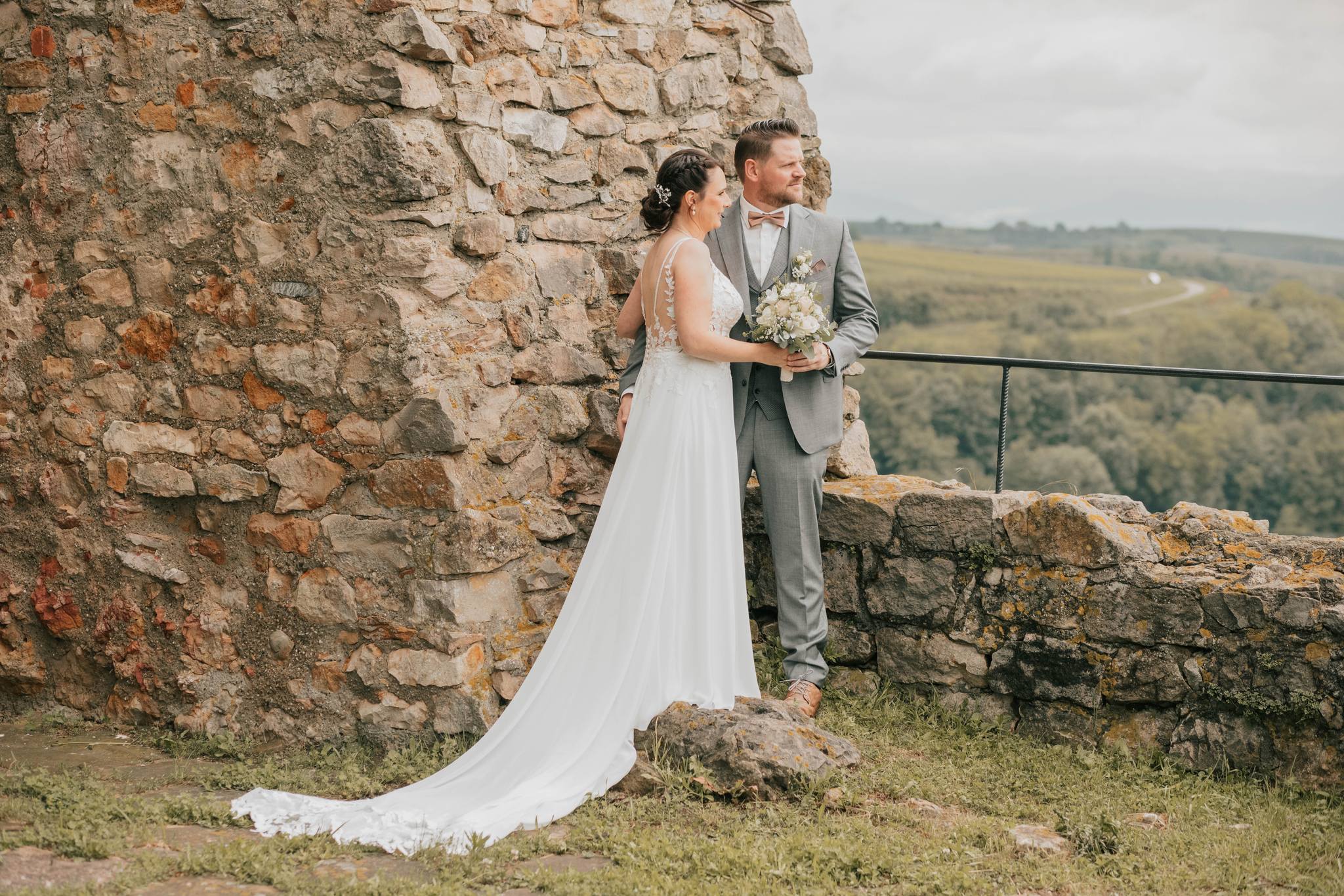 Sonja und Martin
Auch wenn es die Brautpaare dieses Jahr nicht leicht haben mit dem Wetter,
konnten wir bei Sonja und Martin die kurze Regenpause für das Brautpaarshooting auf der Lichteneck Burg in Hecklingen nutzen.