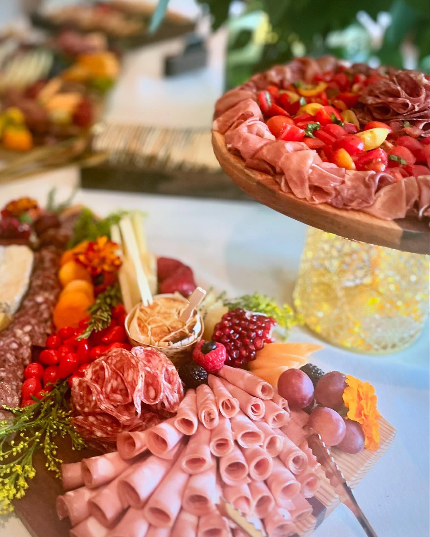 Who doesn’t love a light summer graze…
#mangiamo
#charcuterie #charcuterieboard #grazingplatters #grazingboard #grazingtable #grazing #graze #salumeria #austin #salume #italian #charcuterietable #formaggio #cheese #glutenfree #keto #paleo #foodporn #grazingboxes #foodie #antipasto #antipasti #atx #atxfoodie #austincharcuterie #italianfood #grazingboards #atxfood #latavolatx