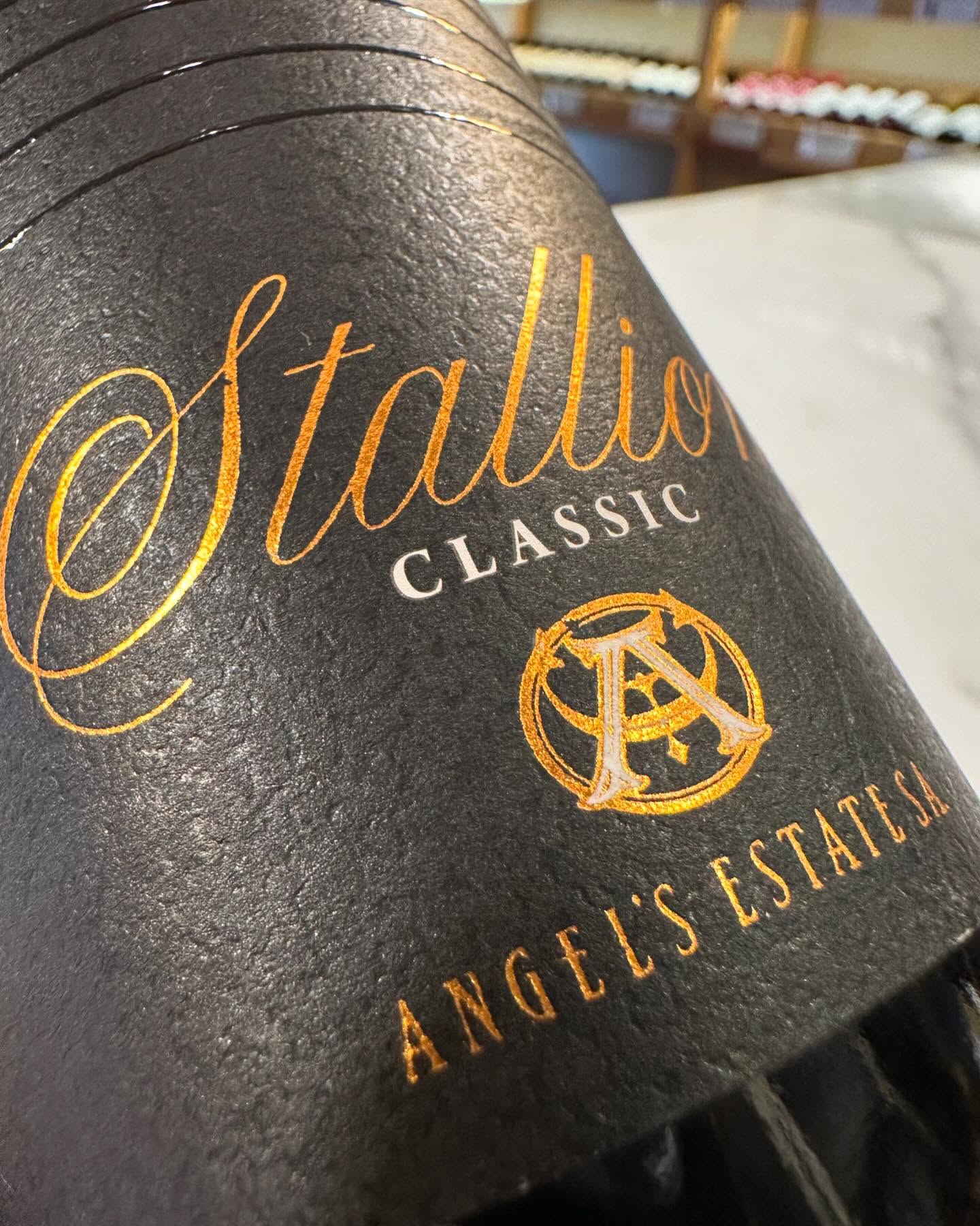 Stallion Classic 2019.
🇧🇬 Valle de Tracia, Bulgaria.
🍇 Cabernet sauvignon, merlot, cabernet franc y syrah
🏺10 meses roble.
#winerd #winote #bulgaria #tracia #stallion #syrah #cabernetfranc #merlot #cabernetsauvignon #redwine #vinotinto #winestagram #winelover #instawine #winetasting #wine #catavino #wineporn #winetime #winegeek #wineinfluencer #wineoclock #cheers #sommelier