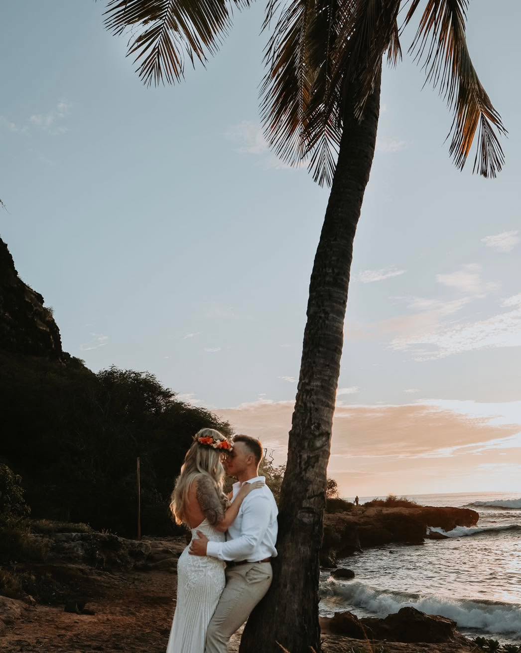 beautiful couple + magical setting = wedding goals
•
•
•
•
•
#wedding #hawaiiwedding #beachwedding #bride #weddinginspiration #weddings #instawedding #groom #oahuwedding #weddingplanner #beach #hawaiiphotographer #weddingseason #destinationwedding #destinationweddingphotographer #destinationweddingplanner #destinationweddings #weddingdress #weddingphotography #weddingday