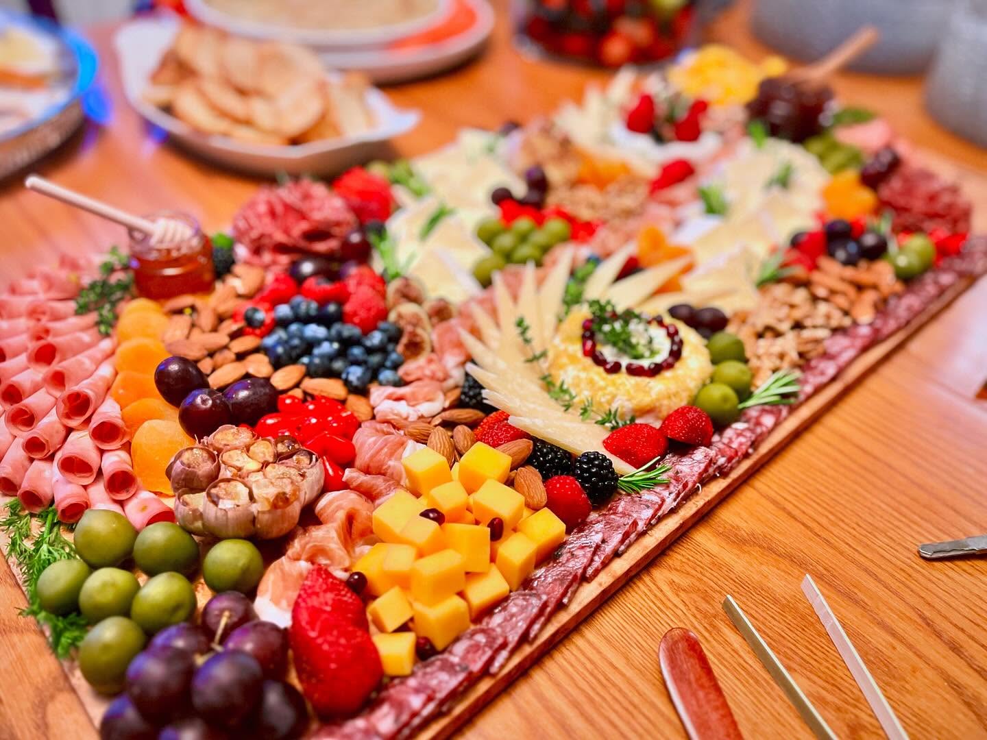 If food were fireworks maybe..? 🤷🏻♀️ Regardless, Happy 4th!💥
#mangiamo
#charcuterie #charcuterieboard #grazingplatters #grazingboard #grazingtable #grazing #graze #salumeria #austin #salume #italian #charcuterietable #formaggio #cheese #glutenfree #keto #paleo #foodporn #grazingboxes #foodie #antipasto #antipasti #atx #atxfoodie #austincharcuterie #italianfood #grazingboards #atxfood #latavolatx