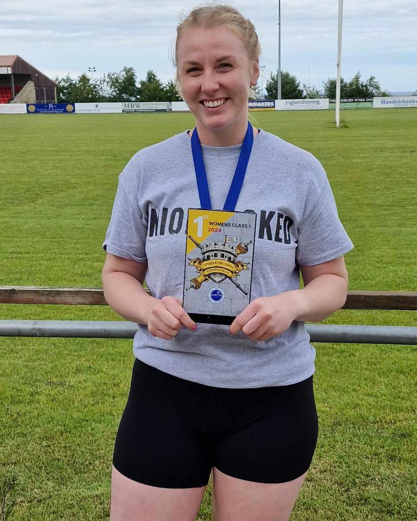 Last minute comp that I entered about 3 weeks ago! Came 1st place which I’m super chuffed with!! Ready for another challenge 🔥
Axle press (30kg) - 1st place - 17 reps
Deadlifts (60kg) - 2nd place - 34
Zercher carry (100kg) - 2nd place - 20s 39
Sandbag and farmer carry (40kg, 40kg e/h)- 1st place - 26s 08
Sandbag to shoulder (40kg) - 2nd place - 12 reps
Massive thank you to @kathryn.fraser.121 for coming to support me ❤️
😎😎😎