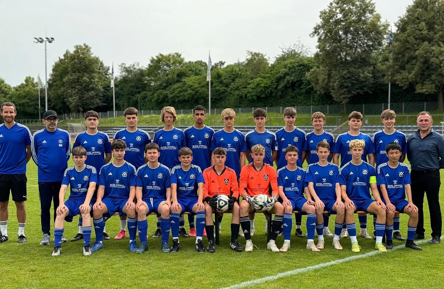 Der TSV Poing bedankt sich im Namen der B-Jugend beim Hotel Poinger Hof und bei Niko Sadric für das großzügige Sponsoring. Nach ihrer erfolgreichen Saison in der Kreisklasse, die sie mit dem Meistertitel – inklusive Aufstieg – beendete, spielt die U17 jetzt mit den neuen Trikots in der Kreisliga. 🙌🔵🟡 @restaurant_bei_onkel_ivo