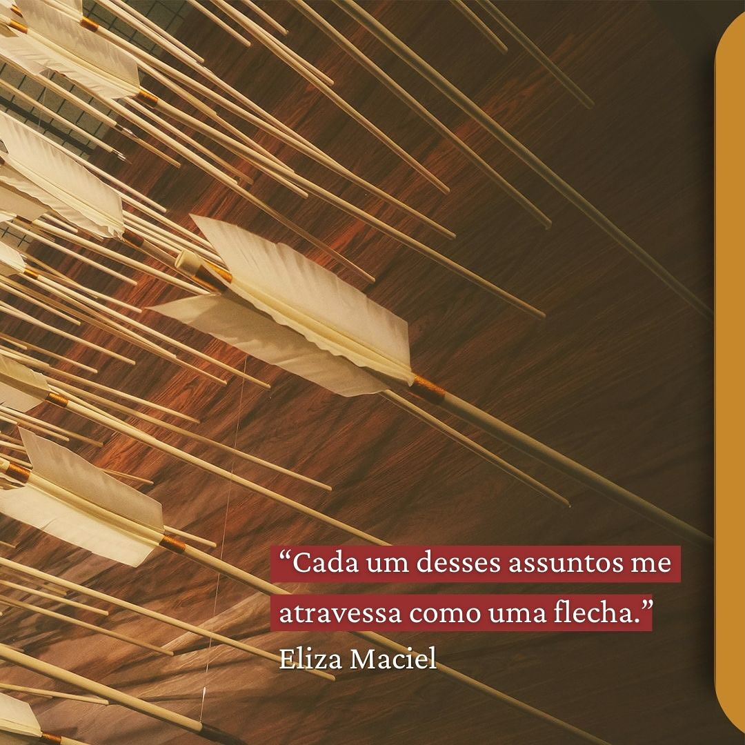 Por aqui a gente já falou de chegada – dos netos, dos anos, dos tempos da vida – e a gente já falou de partidas – de amores, dos pais, dos filhos que saíram de casa. Por aqui a gente já falou de desejos, obrigatoriamente conjugados na primeira pessoa do singular, intransferível, e também já falamos de demandas, que dirigimos ao outro a partir de nossas incompletudes.
Por aqui a gente já falou de conquistas, aqueles momentos em que a vida deu certo, pra logo depois trazer sua próxima pergunta, susto ou medo; e já falamos de derrotas, lições inevitáveis de quem se arrisca a viver.
Por aqui a gente já falou de encontros, essa mágica que começa nos olhos, quando veem o outro por quem, por algo indizível, somos capturados. Já fomos obrigados também a falar de guerras, quando nossos demônios tomam o centro da palavra, vociferando contra o insuportável que é lidar com a diferença.
Por aqui já falamos da legitimidade LGBTQIAPN+, e do respeito como o mínimo a ser exigido, por que a nossa opinião não importa nada quando se trata da vida e da singularidade do outro.
Já falamos da incompletude a que somos condenados pela própria existência, e então da busca por algo que sempre nos escapa, e que muda de nome, mimetizando o impossível.
Falamos de liberdade, de mulheres e do feminino. Falamos de amarras, sintomas e negociações. Falamos…
Cada um desses assuntos me atravessa como uma flecha. Neles, não descanso, ao contrário, sou revirada. Acho que isso é a vida. A vida que vale a pena, mas que ora machuca, ora inquieta, ora suplica, ora provoca.
Por isso, é bom não perder de vista o que @lucaslujan nos oferece como lembrança:
“No fim, sou sempre eu quem cuida do que sobra de mim”
#elizamacielpsicanalise #astrologiapsicologica #psicanaliseclinica #psicanalista #autoconhecimentotransforma #astrologiaevolutiva #posmodernidade