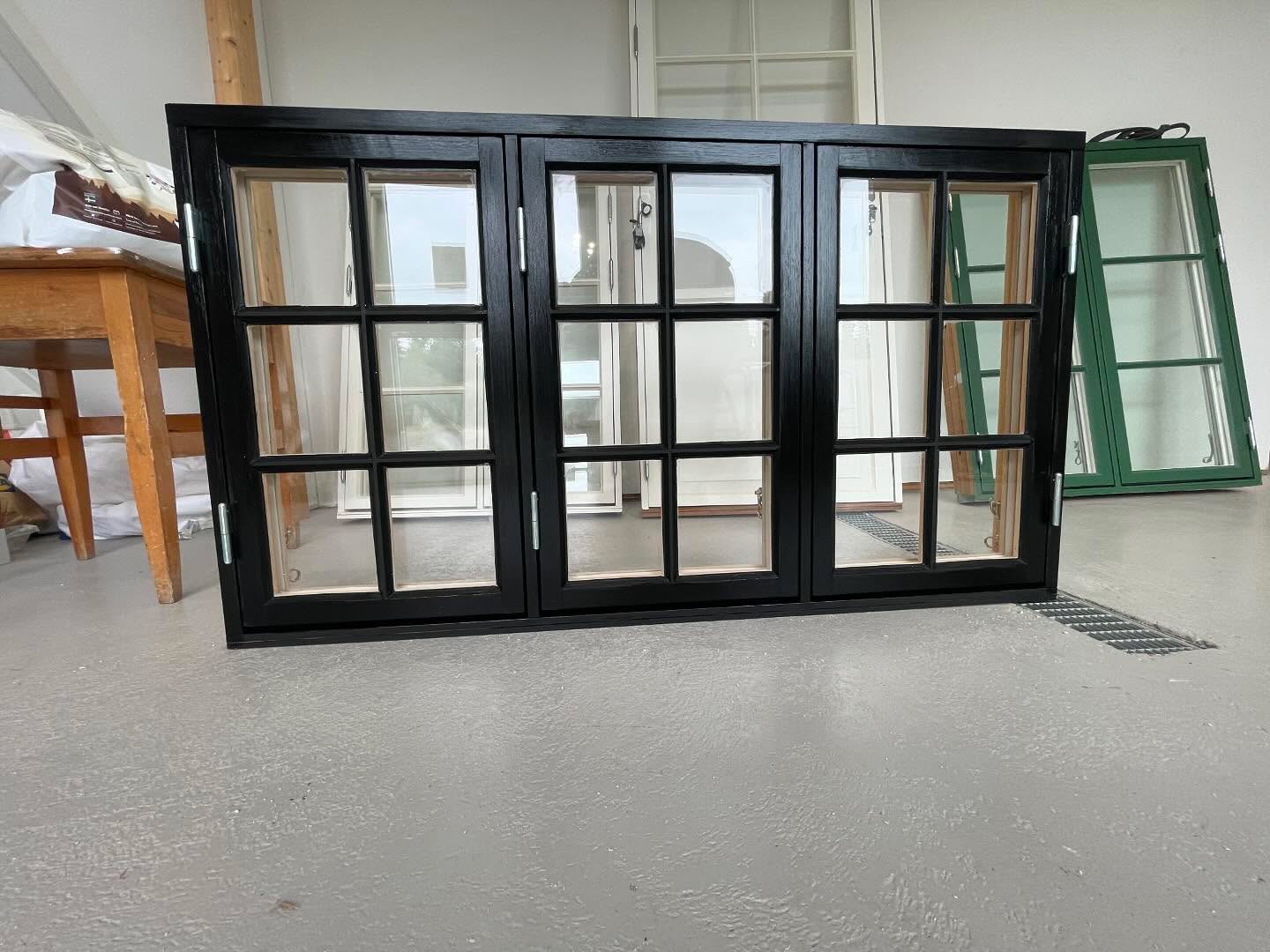 Ett svart och spröjsat fönster ska få pryda någons hem i fjällvärlden🖤
#fönster #linoljefärg #jämtland #östersund #duved #morinsfönsterhantverk